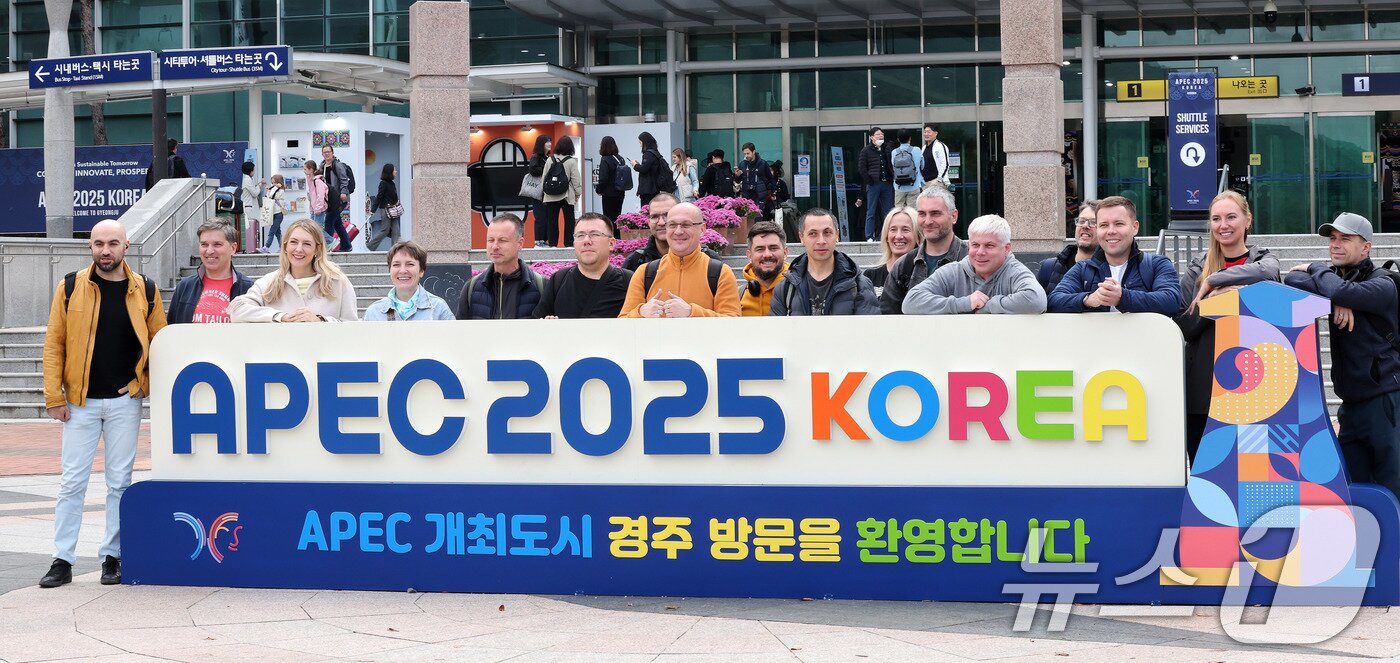 본문 이미지 - 2025 경주 아시아태평양경제협력체&#40;APEC&#41; 정상회의 주간 시작을 하루 앞둔 가운데 26일 경북 경주역에 도착한 러시아 경제인들이 기념 촬영을 하고 있다. 2025.10.26/뉴스1 ⓒ News1 박지혜 기자