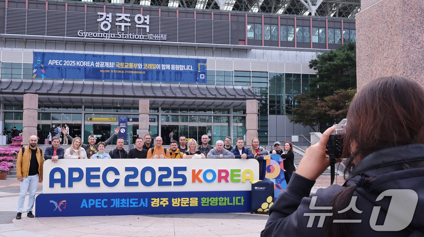본문 이미지 - 2025 경주 아시아태평양경제협력체&#40;APEC&#41; 정상회의 주간 시작을 하루 앞둔 가운데 26일 경북 경주역에 도착한 러시아 경제인들이 기념 촬영을 하고 있다. 2025.10.26/뉴스1 ⓒ News1 박지혜 기자