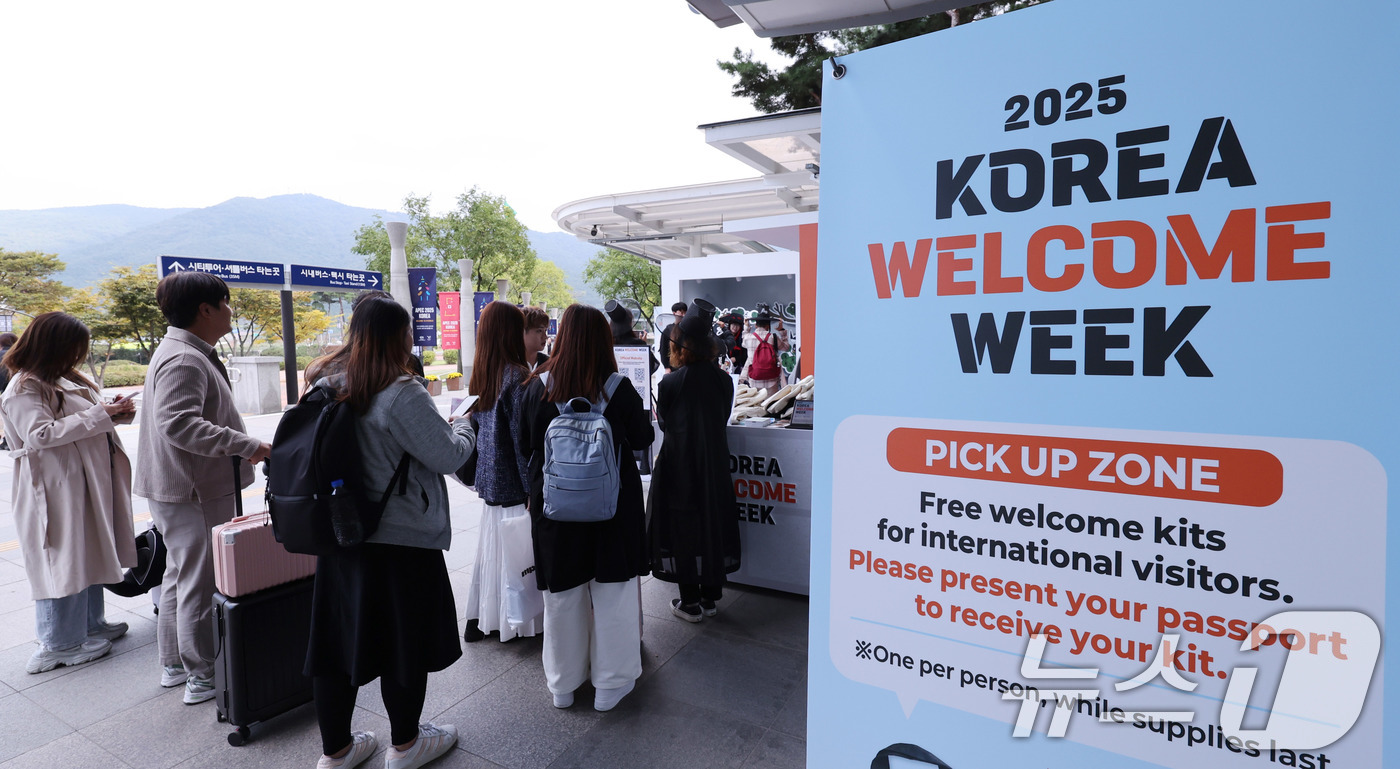 (경주=뉴스1) 박지혜 기자 = 2025 경주 아시아태평양경제협력체(APEC) 정상회의 주간 시작을 하루 앞둔 가운데 26일 경북 경주역에 도착한 외국인 방문객들이 문화체육관광부가 …