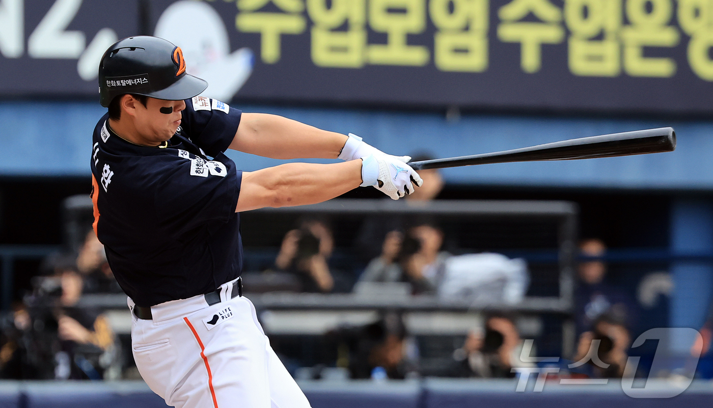 (서울=뉴스1) 김진환 기자 = 26일 서울 잠실야구장에서 열린 프로야구 2025 신한 SOL뱅크 KBO 포스트시즌 한국시리즈 1차전 한화 이글스와 LG 트윈스의 경기, 한화 노시 …