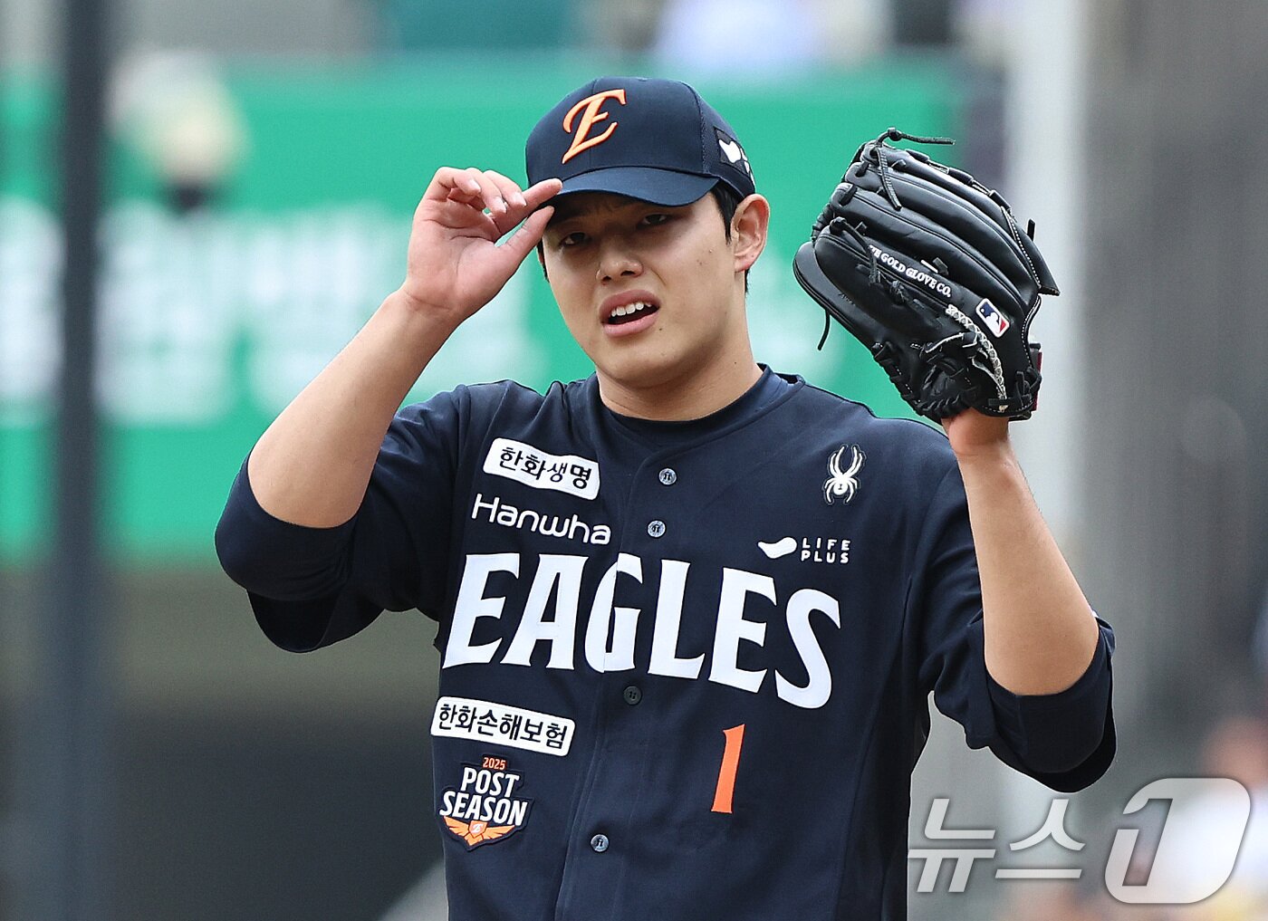 본문 이미지 - 26일 오후 서울 송파구 잠실야구장에서 열린 프로야구 2025 신한 SOL뱅크 KBO 포스트시즌 한국시리즈 1차전 한화 이글스와 LG 트윈스의 경기, 한화 선발투수 문동주가 모자를 고쳐쓰고 있다. 2025.10.26/뉴스1 ⓒ News1 구윤성 기자