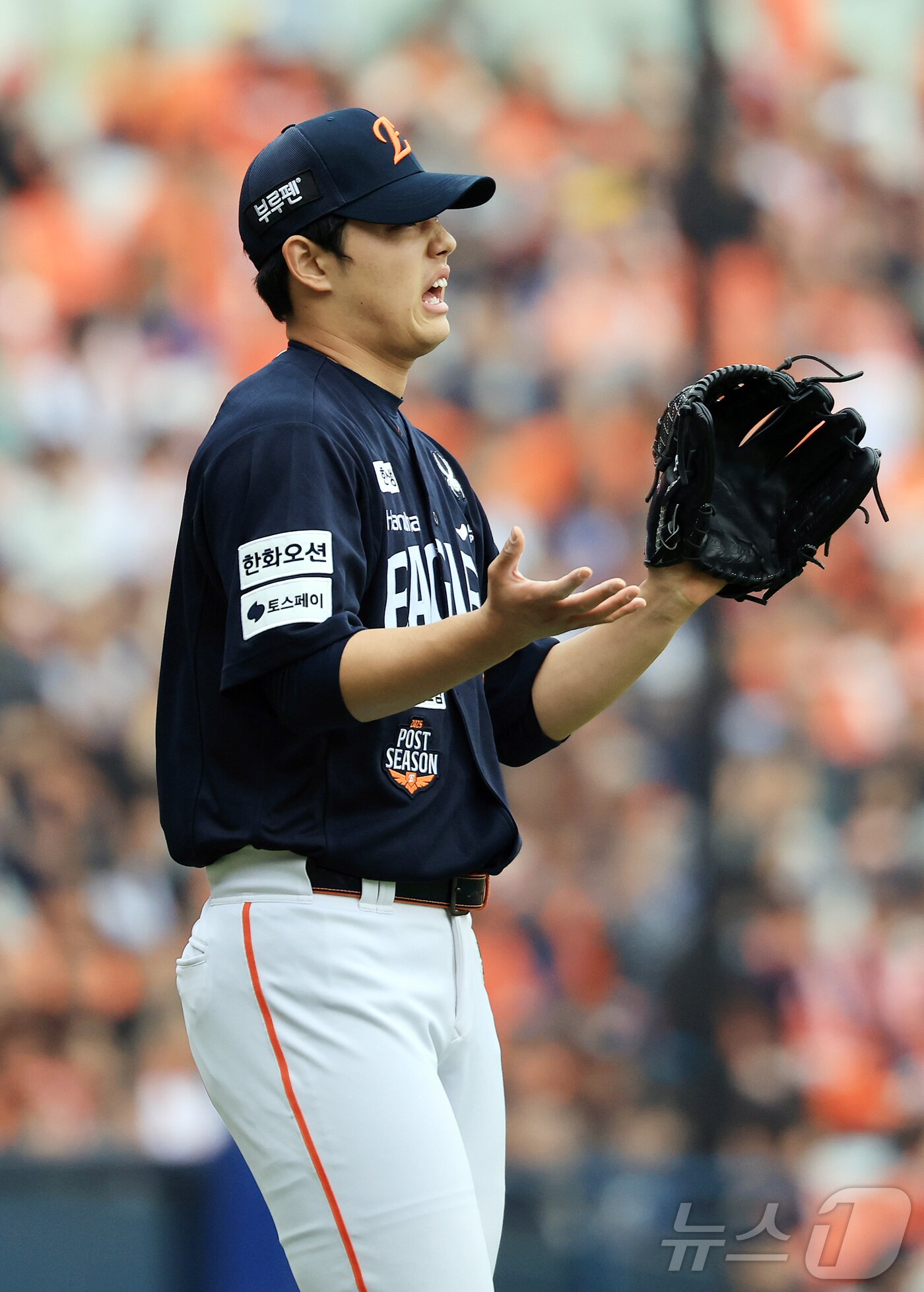 본문 이미지 - 26일 서울 잠실야구장에서 열린 프로야구 2025 신한 SOL뱅크 KBO 포스트시즌 한국시리즈 1차전 한화 이글스와 LG 트윈스의 경기, 한화 선발 문동주가 1회말 무사 1루 상황 LG 신민재에게 내야안타를 허용한 뒤 아쉬워하고 있다. 2025.10.26/뉴스1 ⓒ News1 김진환 기자