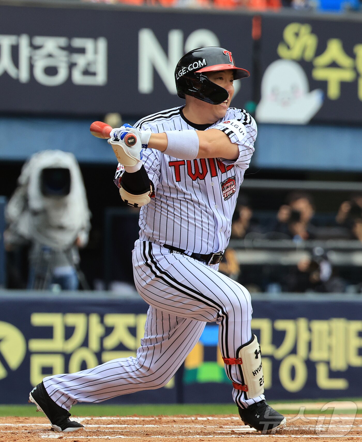 본문 이미지 - 26일 서울 잠실야구장에서 열린 프로야구 2025 신한 SOL뱅크 KBO 포스트시즌 한국시리즈 1차전 한화 이글스와 LG 트윈스의 경기, LG 김현수가 1회말 1사 1,2루 상황에서 타점을 만드는 내야땅볼을 치고 있다. 2025.10.26/뉴스1 ⓒ News1 김진환 기자