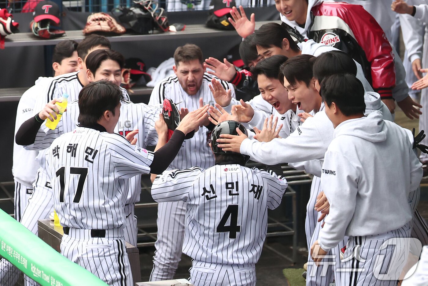 본문 이미지 - 26일 서울 잠실야구장에서 열린 프로야구 2025 신한 SOL뱅크 KBO 포스트시즌 한국시리즈 1차전 한화 이글스와 LG 트윈스의 경기, LG 신민재가 1회말 2사 3루 문보경의 1타점 2루타 때 득점을 올린 후 더그아웃에서 하이파이브를 하고 있다. 2025.10.26/뉴스1 ⓒ News1 김성진 기자