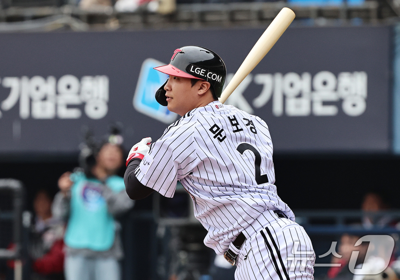 (서울=뉴스1) 구윤성 기자 = 26일 오후 서울 송파구 잠실야구장에서 열린 프로야구 2025 신한 SOL뱅크 KBO 포스트시즌 한국시리즈 1차전 한화 이글스와 LG 트윈스의 경기 …