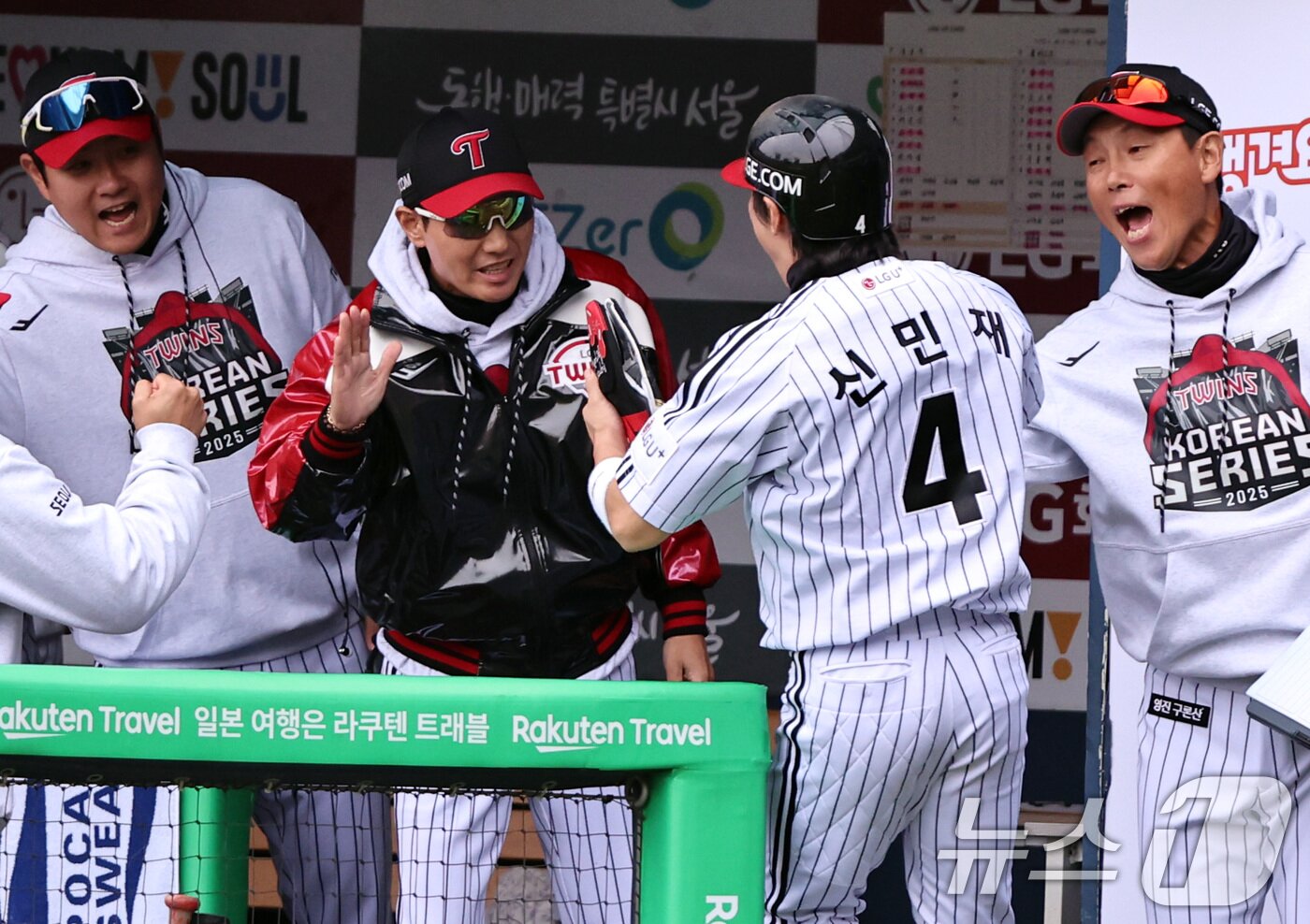 본문 이미지 - 26일 오후 서울 송파구 잠실야구장에서 열린 프로야구 2025 신한 SOL뱅크 KBO 포스트시즌 한국시리즈 1차전 한화 이글스와 LG 트윈스의 경기, LG 염경엽 감독이 1회말 2사 2,3루 문보경의 적시타로 득점한 신민재와 손뼉을 마주치고 있다. 2025.10.26/뉴스1 ⓒ News1 구윤성 기자