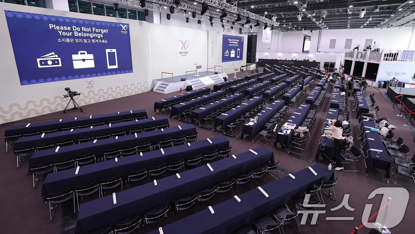 본문 이미지 - 2025 경주 아시아태평양경제협력체&#40;APEC&#41; 정상회의 주간 시작을 하루 앞둔 26일 경북 경주화백컨벤션센터 야외부지에 마련된 국제미디어센터&#40;IMC&#41;가 운영되고 있다. 2025.10.26/뉴스1 ⓒ News1 박지혜 기자