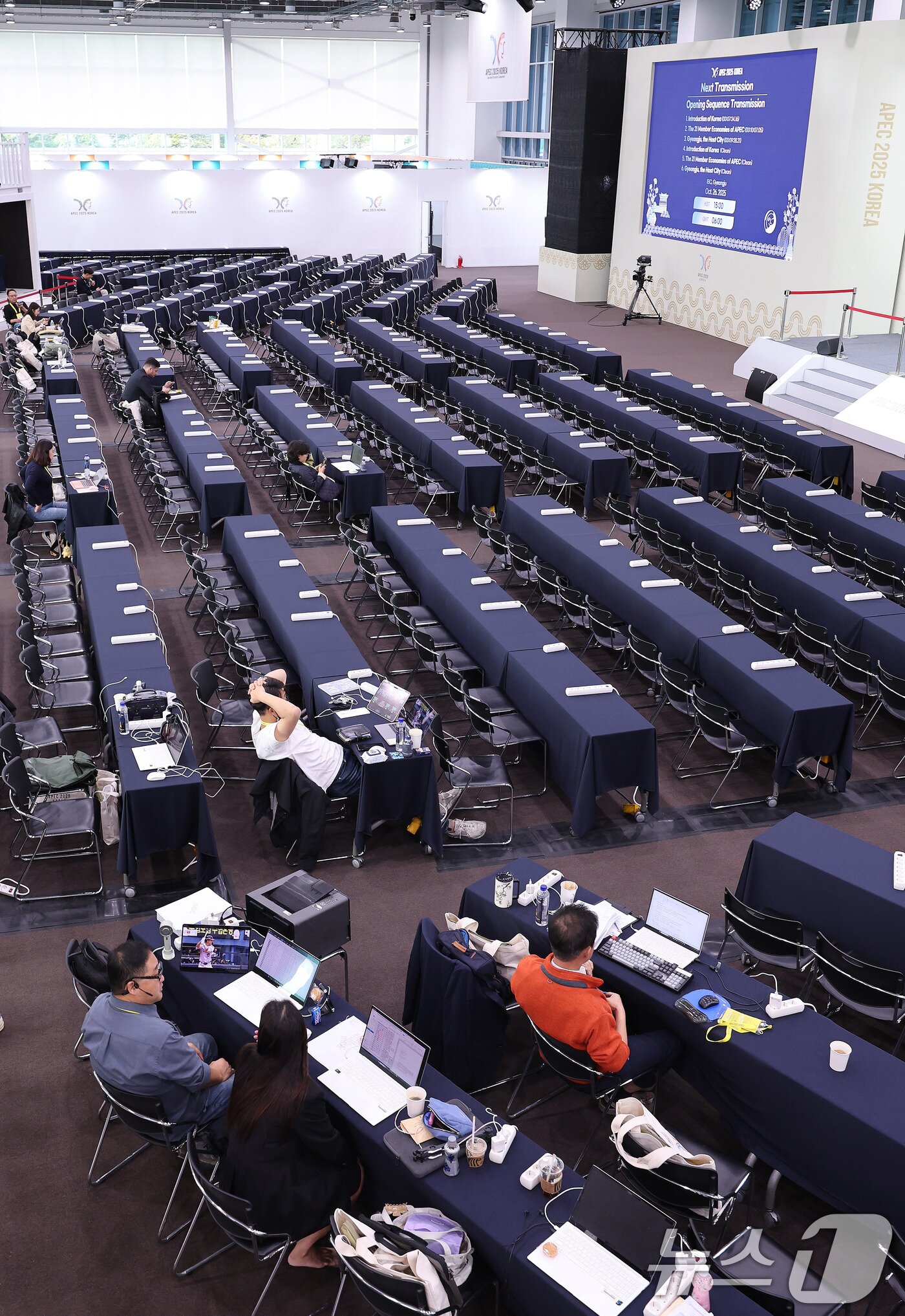 본문 이미지 - 2025 경주 아시아태평양경제협력체&#40;APEC&#41; 정상회의 주간 시작을 하루 앞둔 26일 경북 경주화백컨벤션센터 야외부지에 마련된 국제미디어센터&#40;IMC&#41;가 운영되고 있다. 2025.10.26/뉴스1 ⓒ News1 박지혜 기자