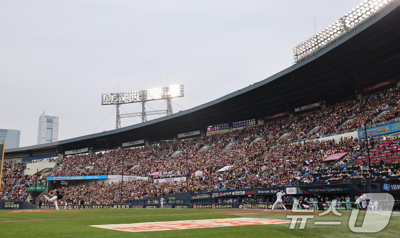 (서울=뉴스1) 구윤성 기자 = 26일 서울 잠실야구장에서 열린 프로야구 2025 신한 SOL뱅크 KBO 포스트시즌 한국시리즈 1차전 한화 이글스와 LG 트윈스의 경기가 펼쳐지고 …
