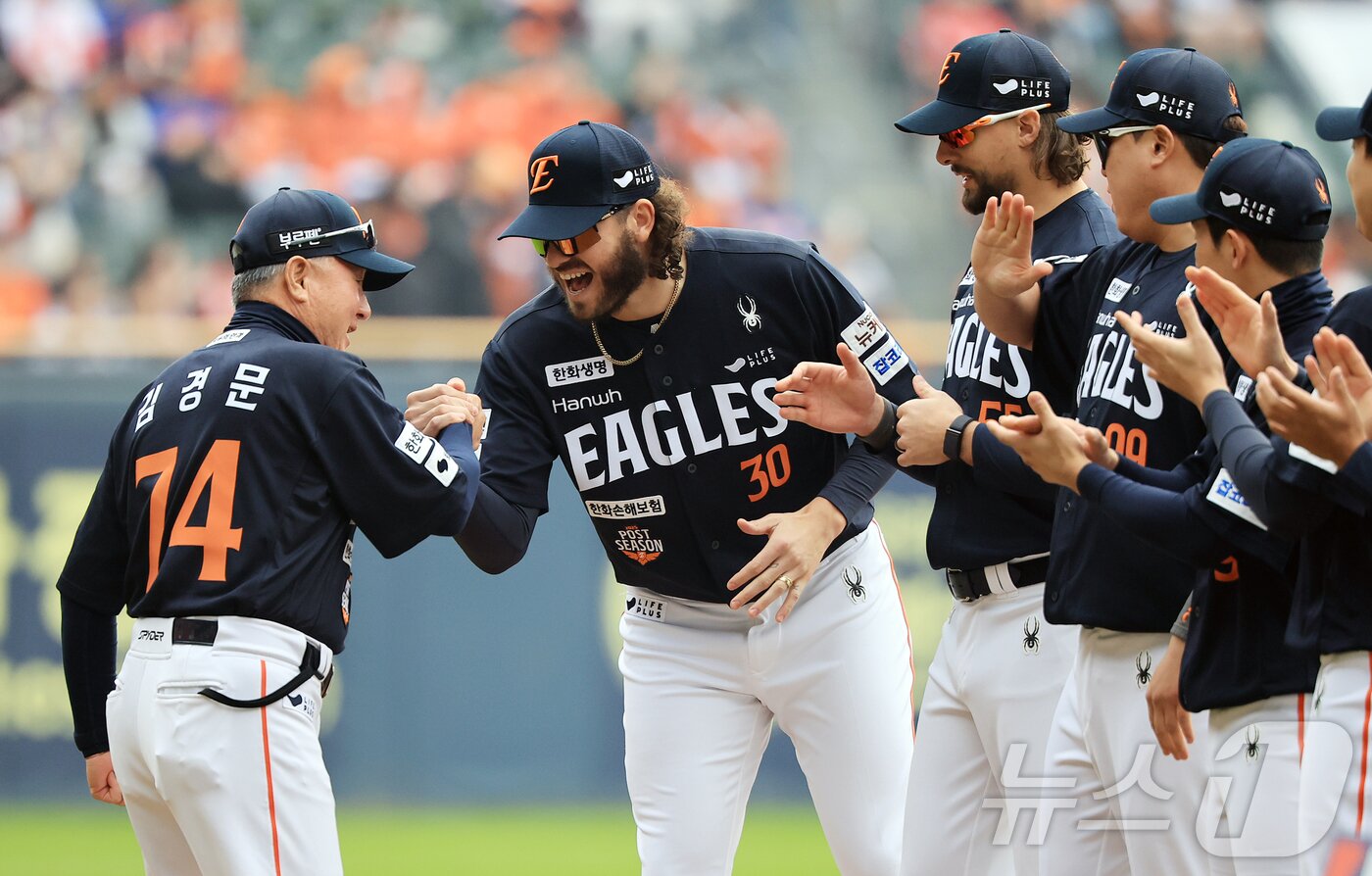 본문 이미지 - 26일 서울 잠실야구장에서 열리는 프로야구 2025 신한 SOL뱅크 KBO 포스트시즌 한국시리즈 1차전 한화 이글스와 LG 트윈스의 경기를 앞두고 한화 폰세가 식전 행사에서 김경문 감독과 인사를 나누고 있다. 2025.10.26/뉴스1 ⓒ News1 김진환 기자