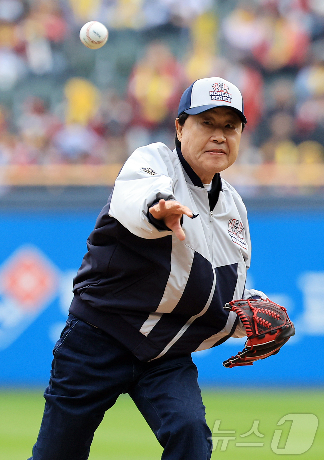 (서울=뉴스1) 김진환 기자 = 26일 서울 잠실야구장에서 열리는 프로야구 2025 신한 SOL뱅크 KBO 포스트시즌 한국시리즈 1차전 한화 이글스와 LG 트윈스의 경기를 앞두고 …