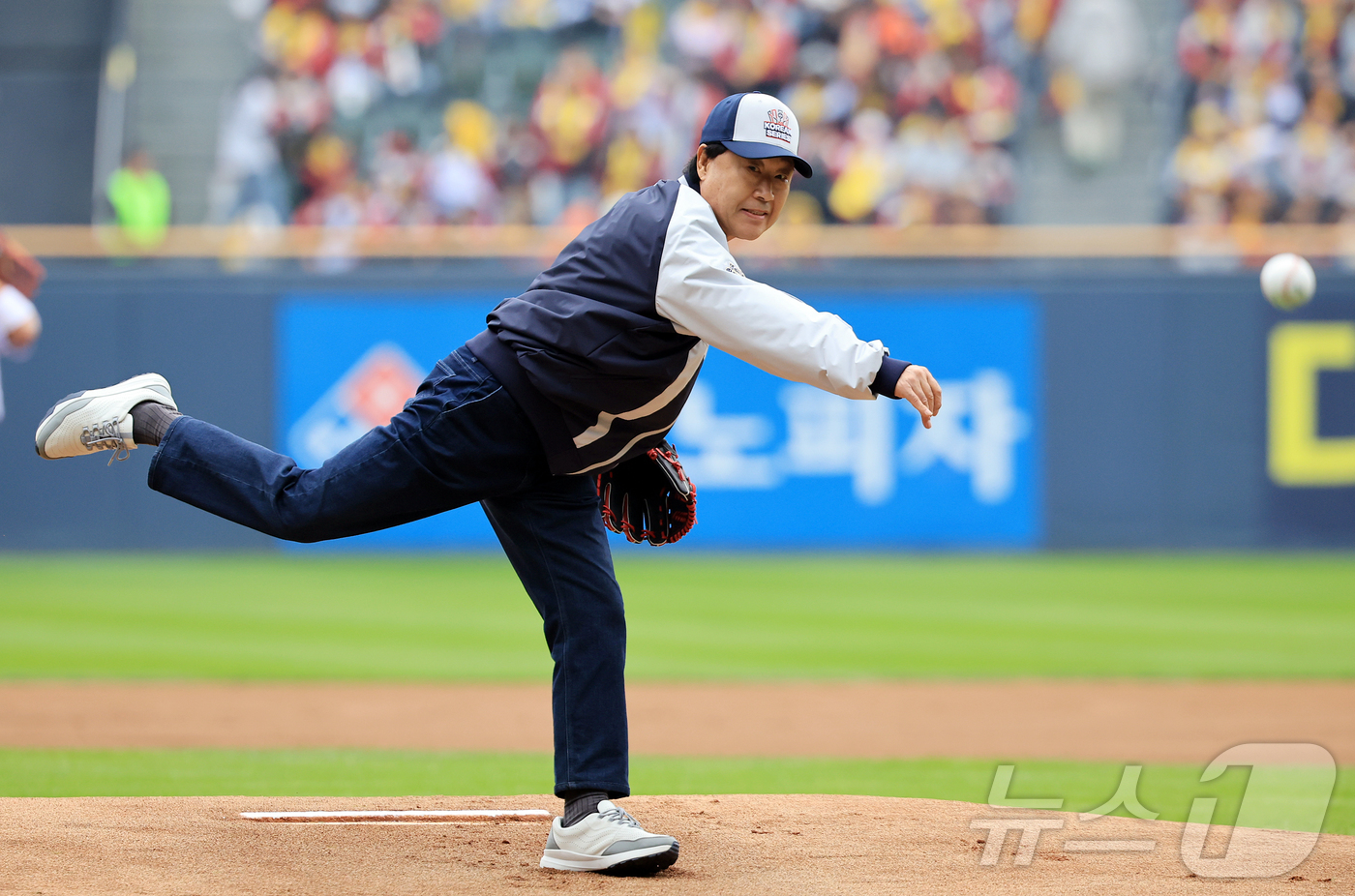 (서울=뉴스1) 김진환 기자 = 26일 서울 잠실야구장에서 열리는 프로야구 2025 신한 SOL뱅크 KBO 포스트시즌 한국시리즈 1차전 한화 이글스와 LG 트윈스의 경기를 앞두고 …