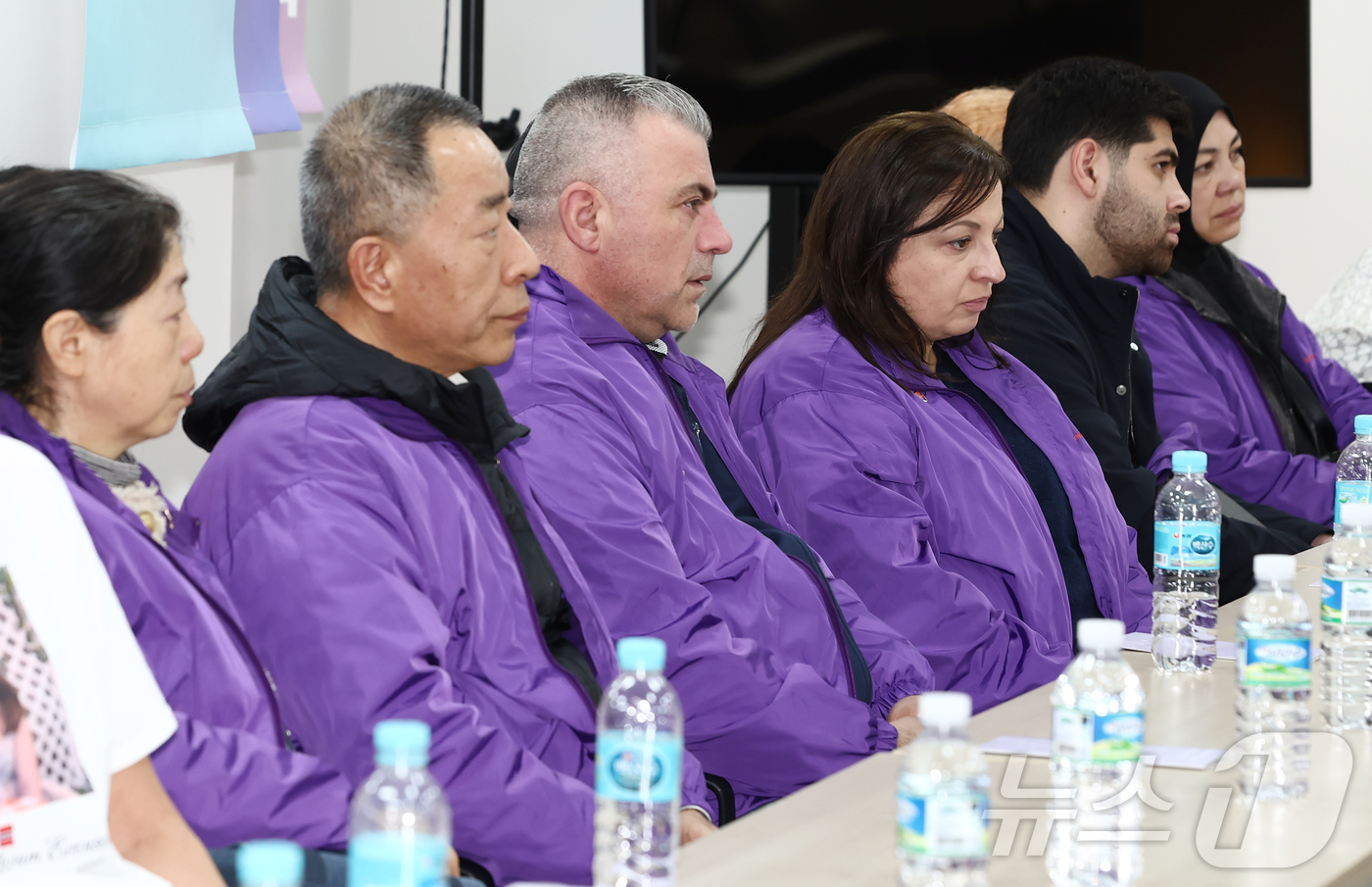 (서울=뉴스1) 김민지 기자 = 26일 오후 서울 종로구 10.29 이태원참사 기억소통공간인 별들의집을 찾은 외국인 희생자 유가족들이 송해진 유가족협의회 운영위원장의 발언을 듣고 …