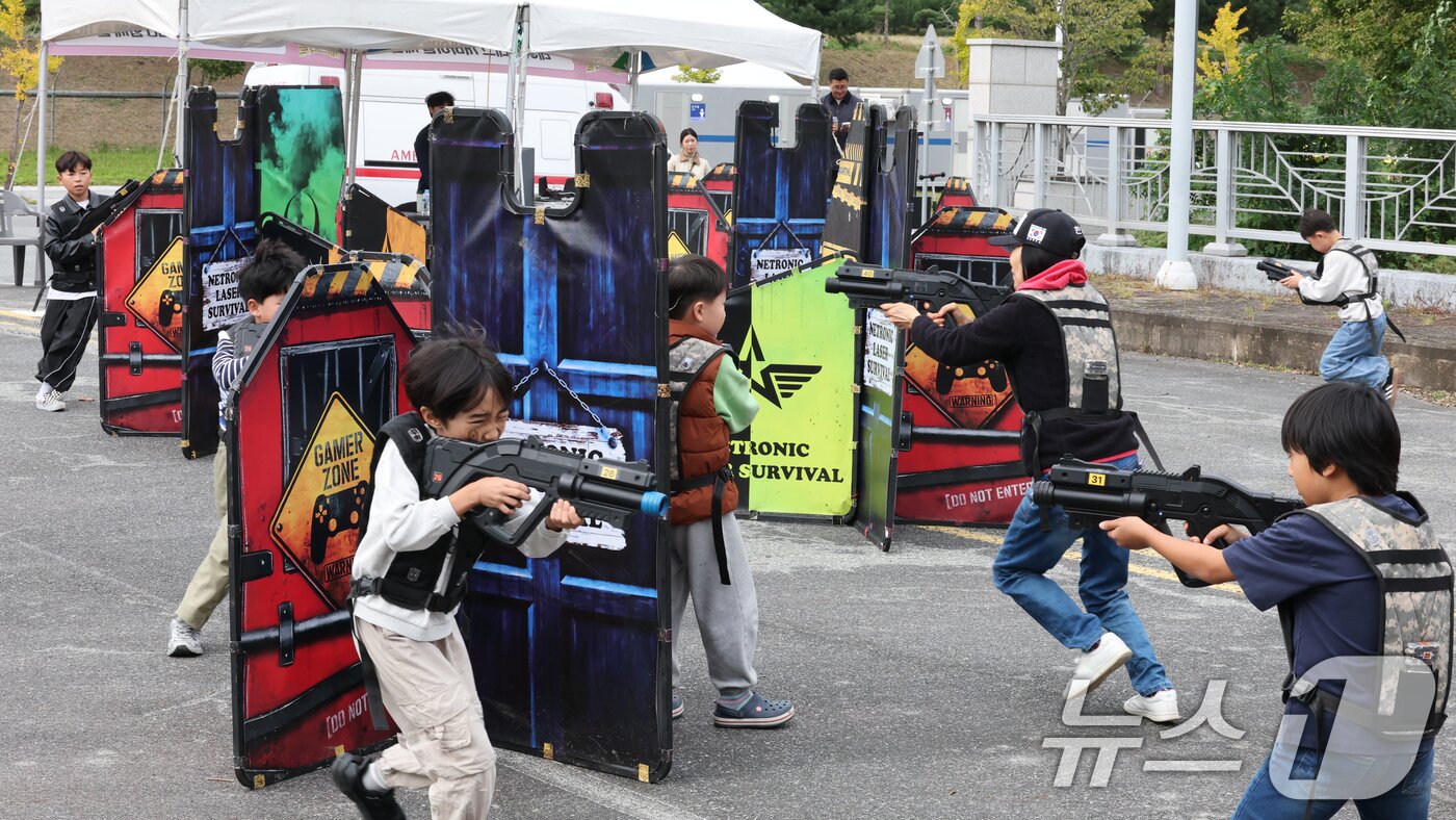 본문 이미지 - 26일 대전 자운대 일원에서 열린 민관군 화합페스티벌에서 관람객들이 즐거운 시간을 보내고 있다. 민관군 화합페스티벌은 대전문화재단이 ‘시민과 함께하는 민관군의 어울림’을 주제로 군 장병과 지역 주민, 가족 단위 관람객이 함께 즐길 수 있는 다채로운 프로그램으로 마련했다. 2025.10.26/뉴스1 ⓒ News1 김기태 기자