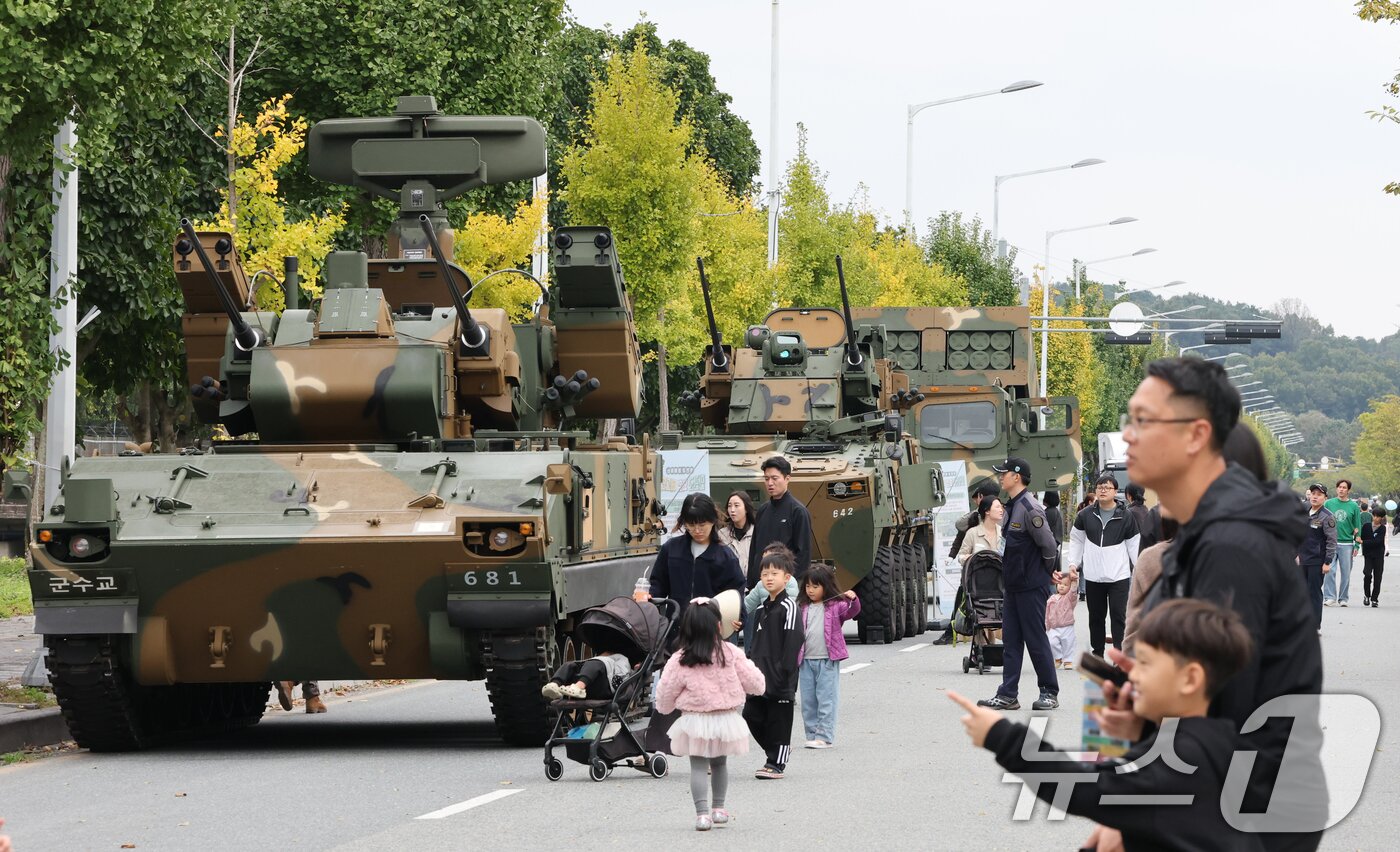 본문 이미지 - 26일 대전 자운대 일원에서 열린 민관군 화합페스티벌에서 관람객들이 즐거운 시간을 보내고 있다. 민관군 화합페스티벌은 대전문화재단이 ‘시민과 함께하는 민관군의 어울림’을 주제로 군 장병과 지역 주민, 가족 단위 관람객이 함께 즐길 수 있는 다채로운 프로그램으로 마련했다. 2025.10.26/뉴스1 ⓒ News1 김기태 기자