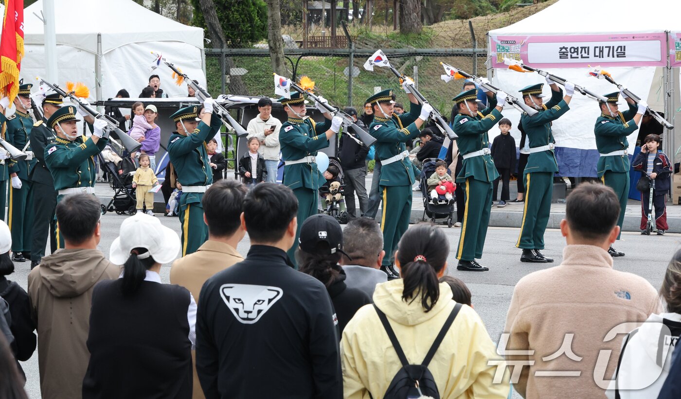 본문 이미지 - 26일 대전 자운대 일원에서 열린 민관군 화합페스티벌에서 관람객들이 즐거운 시간을 보내고 있다. 민관군 화합페스티벌은 대전문화재단이 ‘시민과 함께하는 민관군의 어울림’을 주제로 군 장병과 지역 주민, 가족 단위 관람객이 함께 즐길 수 있는 다채로운 프로그램으로 마련했다. ⓒ News1 김기태 기자