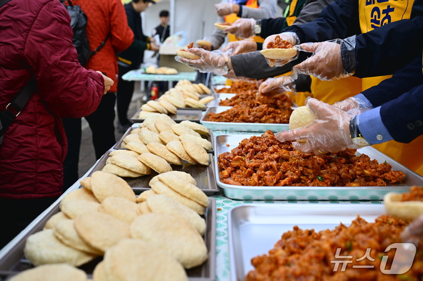 본문 이미지 - 속초음식축제 닭강정 퍼포먼스.&#40;속초시 제공, 재판매 및 DB 금지&#41; 2025.10.26/뉴스1