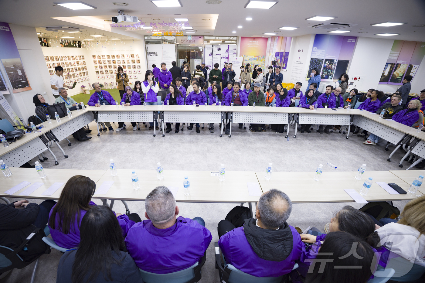 (서울=뉴스1) 김민지 기자 = 송해진 이태원참사 유가족협의회 운영위원장이 26일 오후 서울 종로구 10.29 이태원참사 기억소통공간인 별들의집에서 열린 외국인 희생자 유가족들과의 …