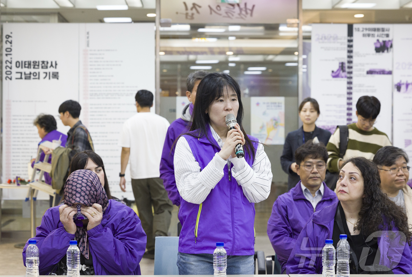 (서울=뉴스1) 김민지 기자 = 송해진 이태원참사 유가족협의회 운영위원장이 26일 오후 서울 종로구 10.29 이태원참사 기억소통공간인 별들의집에서 열린 외국인 희생자 유가족들과의 …