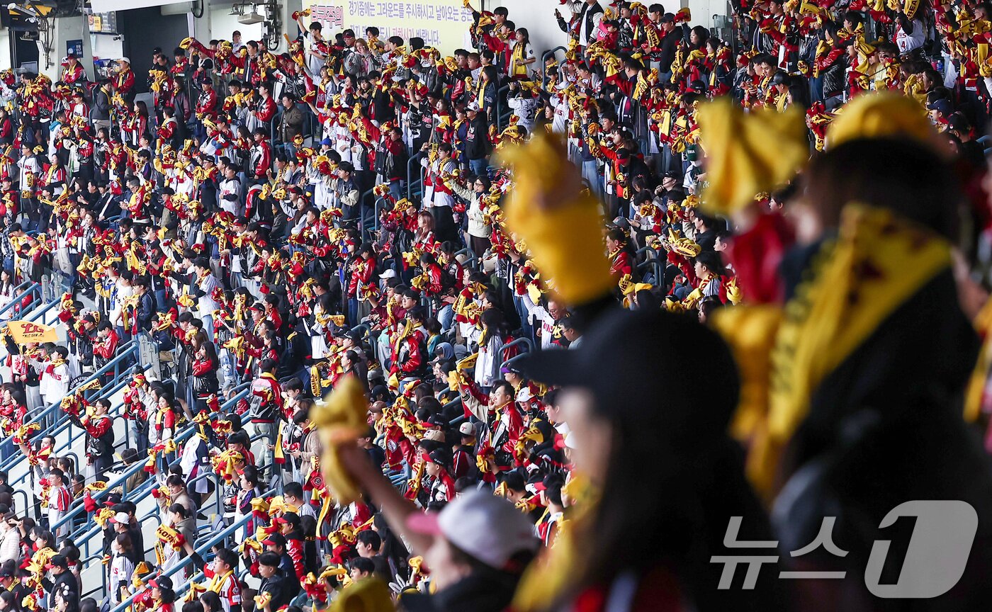 본문 이미지 - 26일 서울 잠실야구장에서 열린 프로야구 2025 신한 SOL뱅크 KBO 포스트시즌 한국시리즈 1차전 한화 이글스와 LG 트윈스의 경기, LG 야구팬들이 열띤 응원을 하고 있다. 2025.10.26/뉴스1 ⓒ News1 김성진 기자