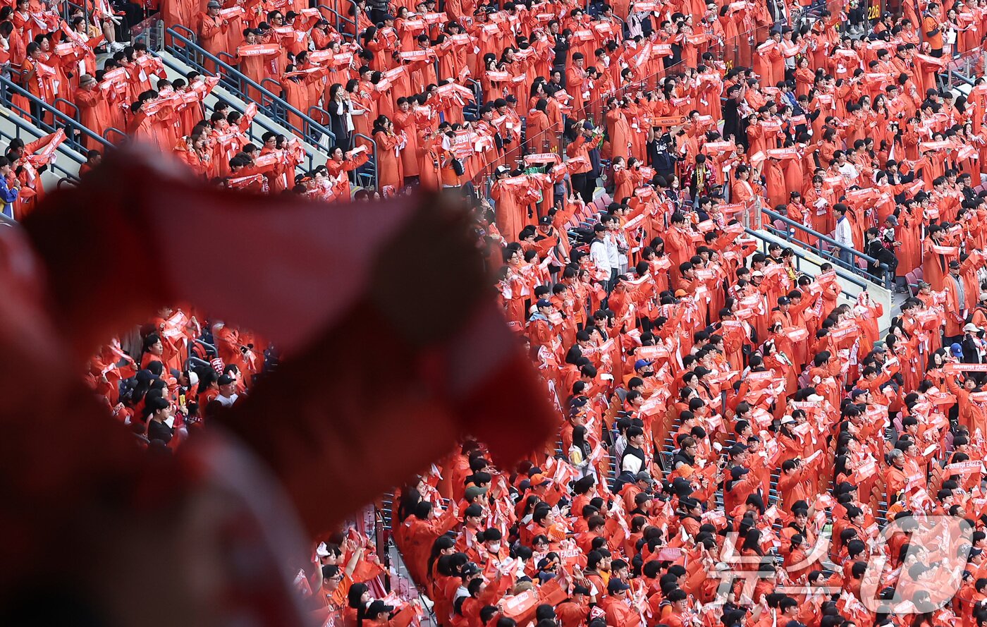 본문 이미지 - 26일 서울 잠실야구장에서 열린 프로야구 2025 신한 SOL뱅크 KBO 포스트시즌 한국시리즈 1차전 한화 이글스와 LG 트윈스의 경기, 한화 야구팬들이 열띤 응원을 하고 있다. 2025.10.26/뉴스1 ⓒ News1 김성진 기자