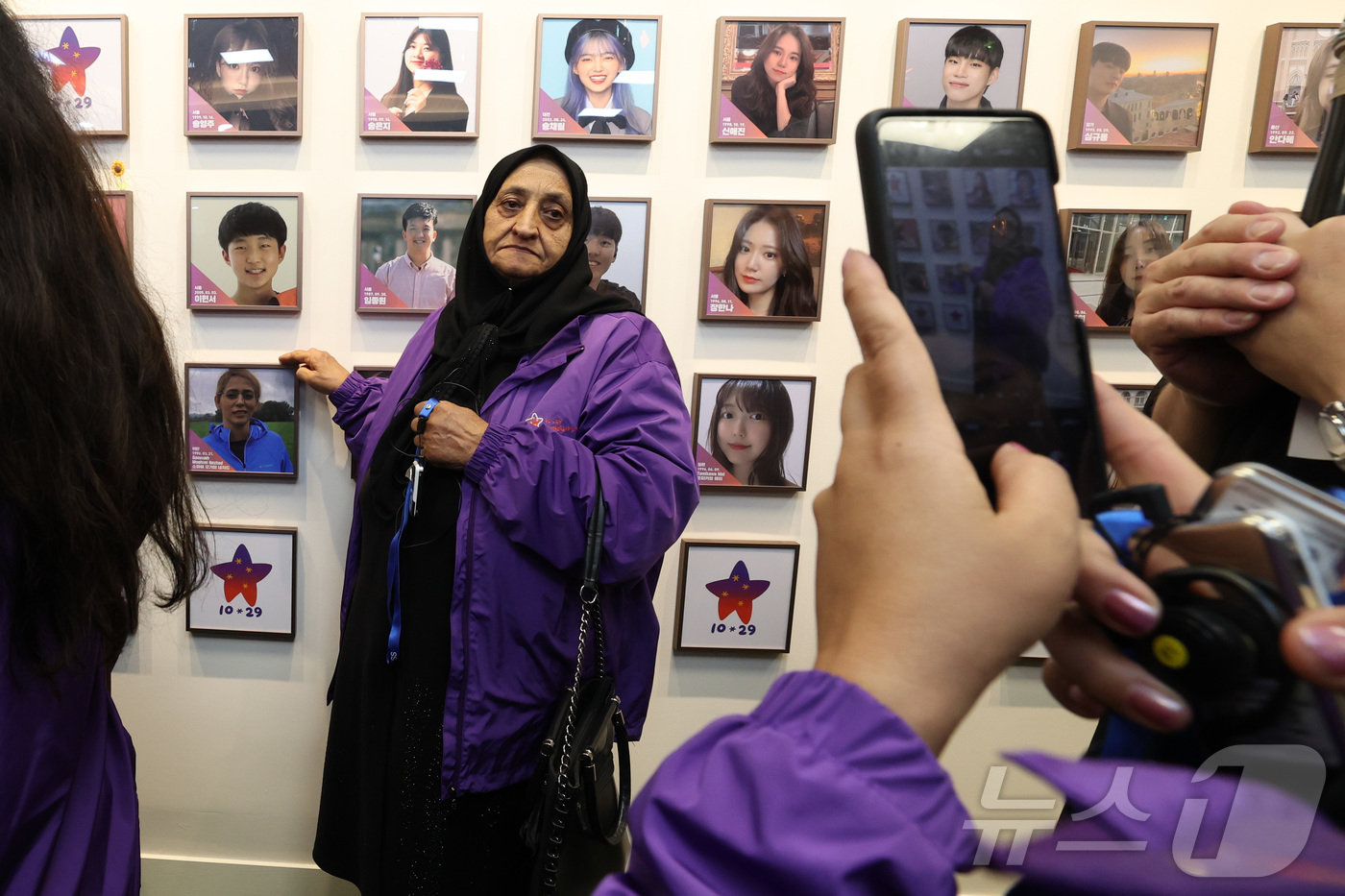 (서울=뉴스1) 김민지 기자 = 10·29 이태원참사 외국인 유가족들이 26일 오후 서울 종로구 별들의 집에 방문, 희생자의 사진을 벽에 걸며 눈물을 흘리고 있다. (공동취재) 2 …