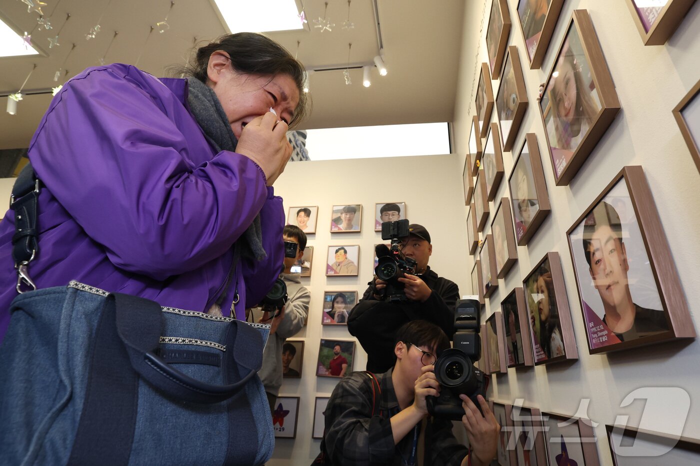 본문 이미지 - 10·29 이태원참사 외국인 유가족들이 26일 오후 서울 종로구 별들의 집에 방문, 희생자의 사진을 벽에 걸며 눈물을 흘리고 있다. &#40;공동취재&#41; 2025.10.26/뉴스1 ⓒ News1 김민지 기자