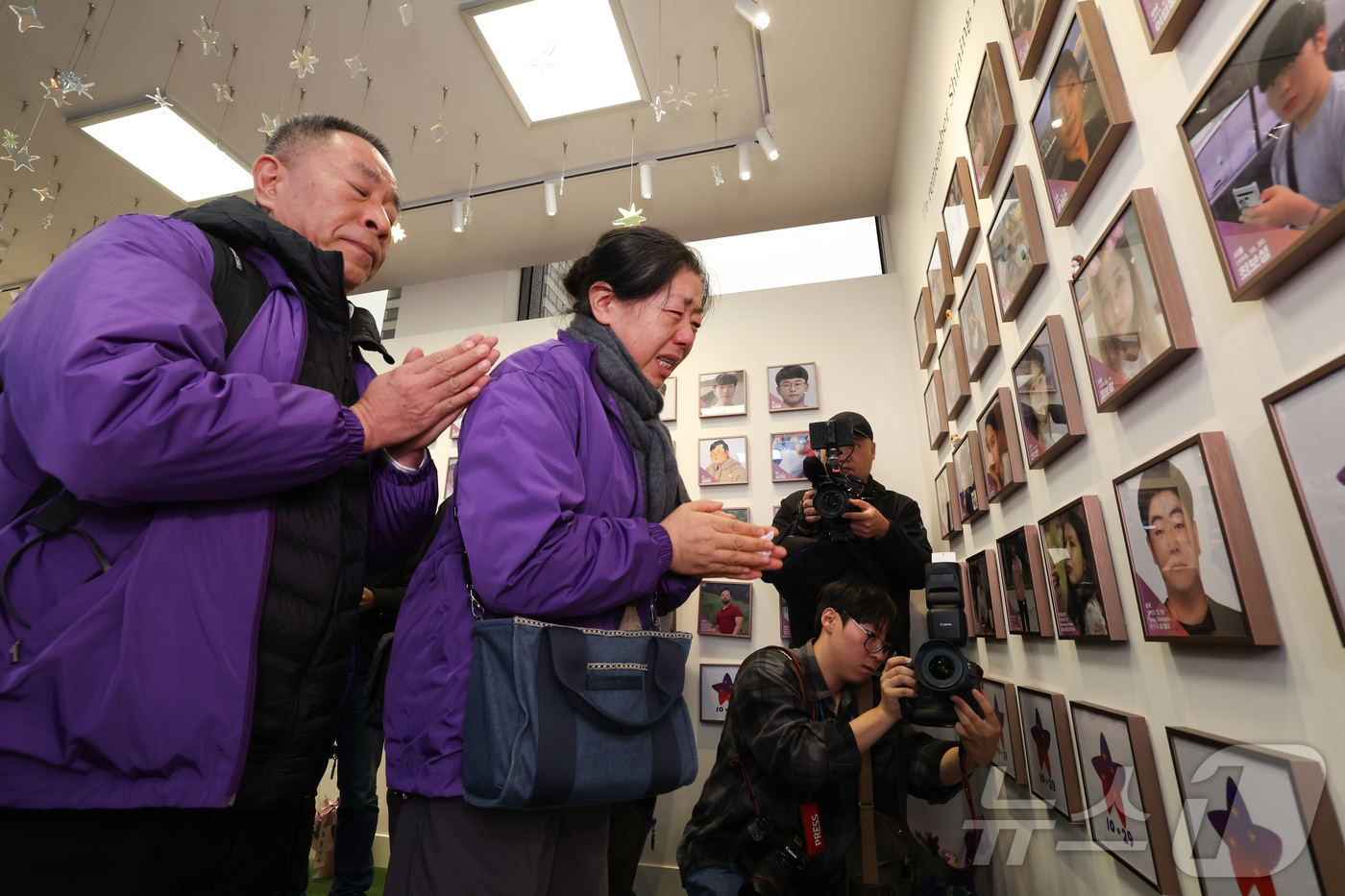 (서울=뉴스1) 김민지 기자 = 10·29 이태원참사 외국인 유가족들이 26일 오후 서울 종로구 별들의 집에 방문, 희생자의 사진을 벽에 걸며 눈물을 흘리고 있다. (공동취재) 2 …