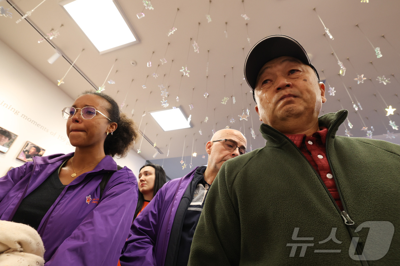 (서울=뉴스1) 김민지 기자 = 10·29 이태원참사 외국인 유가족들이 26일 오후 서울 종로구 별들의 집에 방문해 희생자의 사진을 보며 눈물을 흘리고 있다. (공동취재) 2025 …