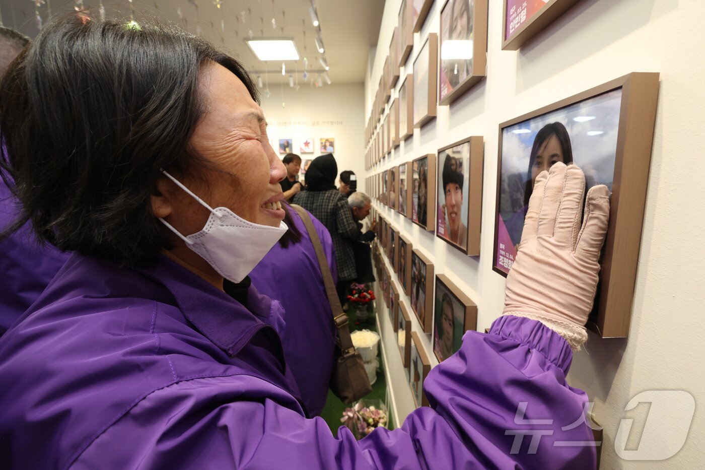 본문 이미지 - 10·29 이태원참사 외국인 유가족들이 26일 오후 서울 종로구 별들의 집에 방문, 희생자의 사진을 벽에 걸며 눈물을 흘리고 있다. &#40;공동취재&#41; 2025.10.26/뉴스1 ⓒ News1 김민지 기자