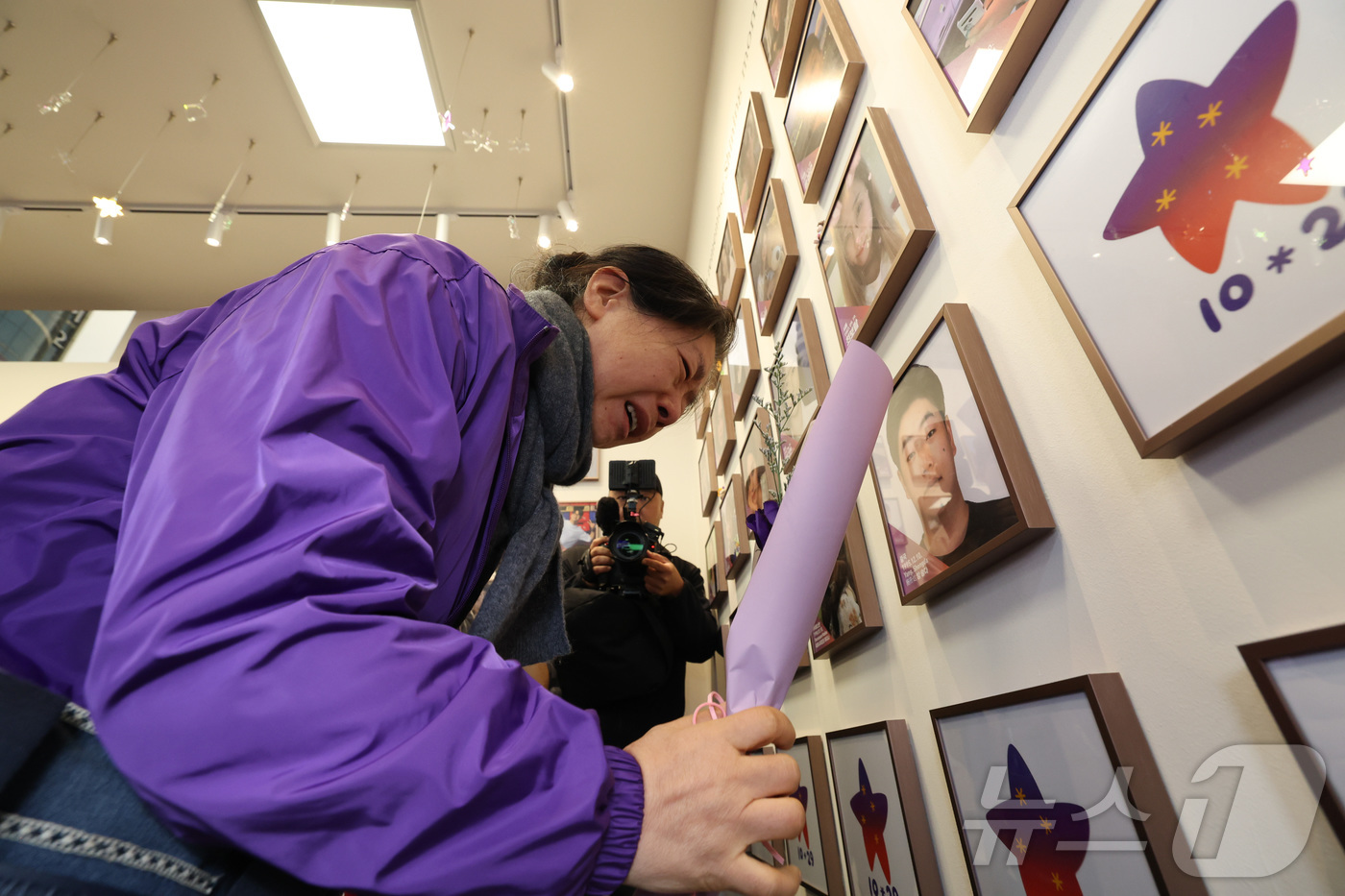 (서울=뉴스1) 김민지 기자 = 10·29 이태원참사 외국인 유가족들이 26일 오후 서울 종로구 별들의 집에 방문, 희생자의 사진을 벽에 걸며 눈물을 흘리고 있다. (공동취재) 2 …