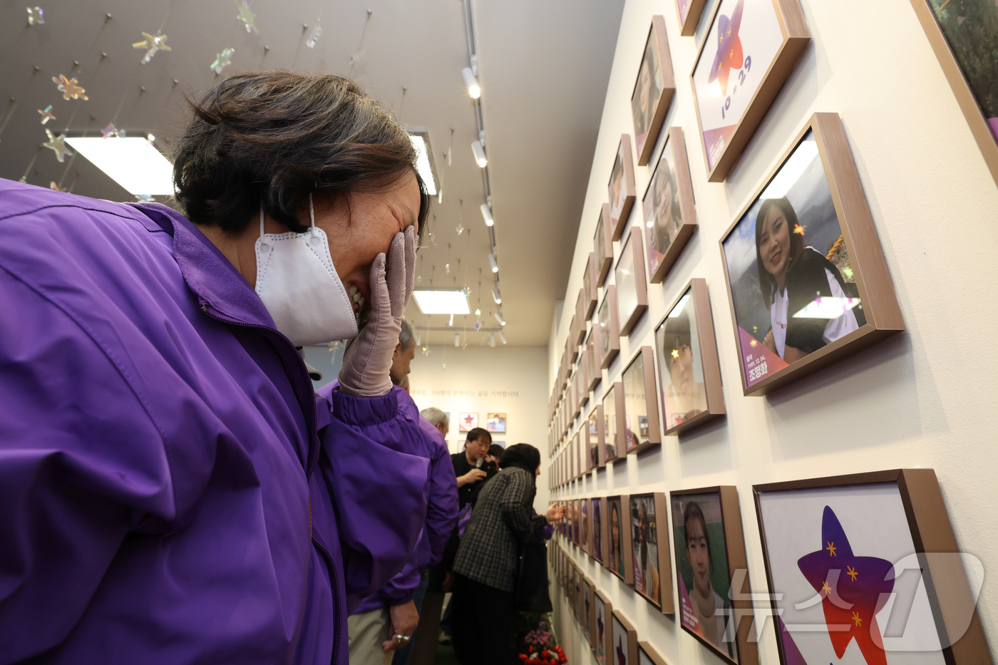 (서울=뉴스1) 김민지 기자 = 10·29 이태원참사 외국인 유가족들이 26일 오후 서울 종로구 별들의 집에 방문, 희생자의 사진을 벽에 걸며 눈물을 흘리고 있다. (공동취재) 2 …