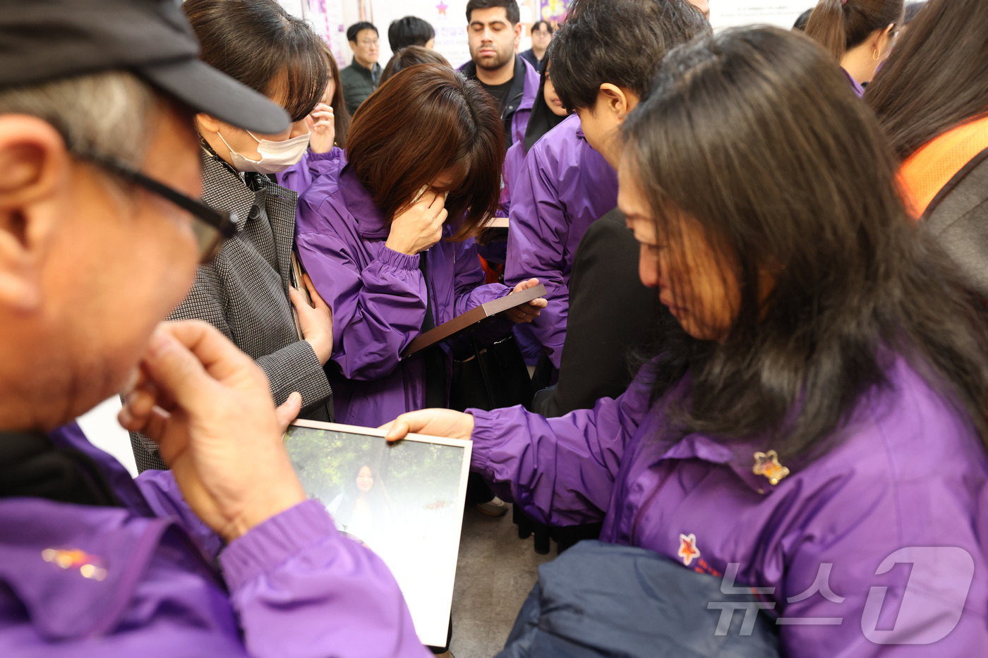 (서울=뉴스1) 김민지 기자 = 10·29 이태원참사 외국인 유가족들이 26일 오후 서울 종로구 별들의 집에 방문, 희생자의 사진을 벽에 걸며 눈물을 흘리고 있다. (공동취재) 2 …