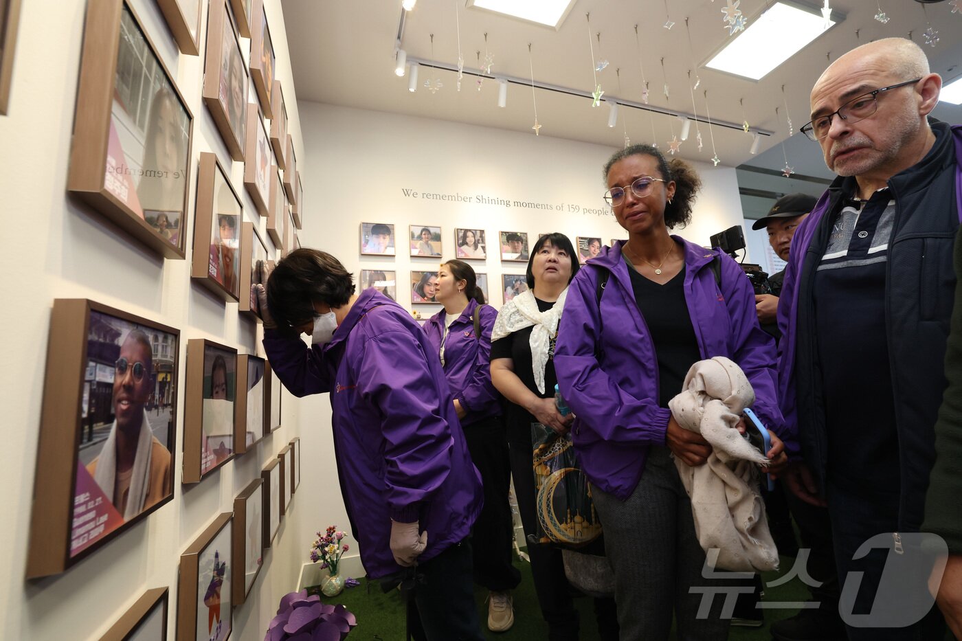 본문 이미지 - 10·29 이태원참사 외국인 유가족들이 26일 오후 서울 종로구 별들의 집에 방문, 희생자의 사진을 벽에 걸며 눈물을 흘리고 있다. &#40;공동취재&#41; 2025.10.26/뉴스1 ⓒ News1 김민지 기자