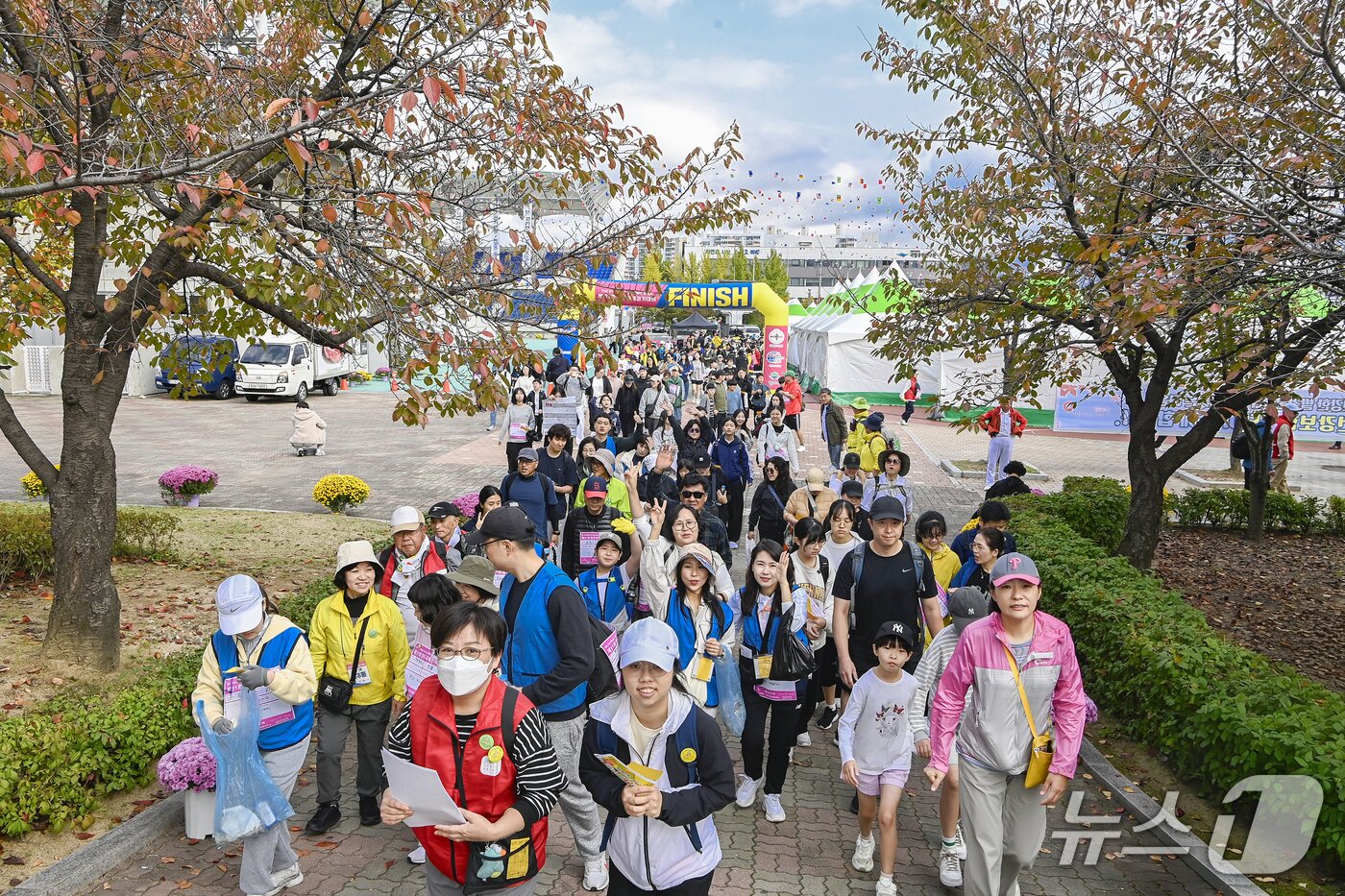 본문 이미지 - 26일 강원 원주시 일대에서 열린 원주걷기대회 참가자들이 가을 정취를 느끼며 대회장 일대를 걷고 있다.&#40;원주시 제공, 재판매 및 DB 금지&#41; 2025.10.26.뉴스1