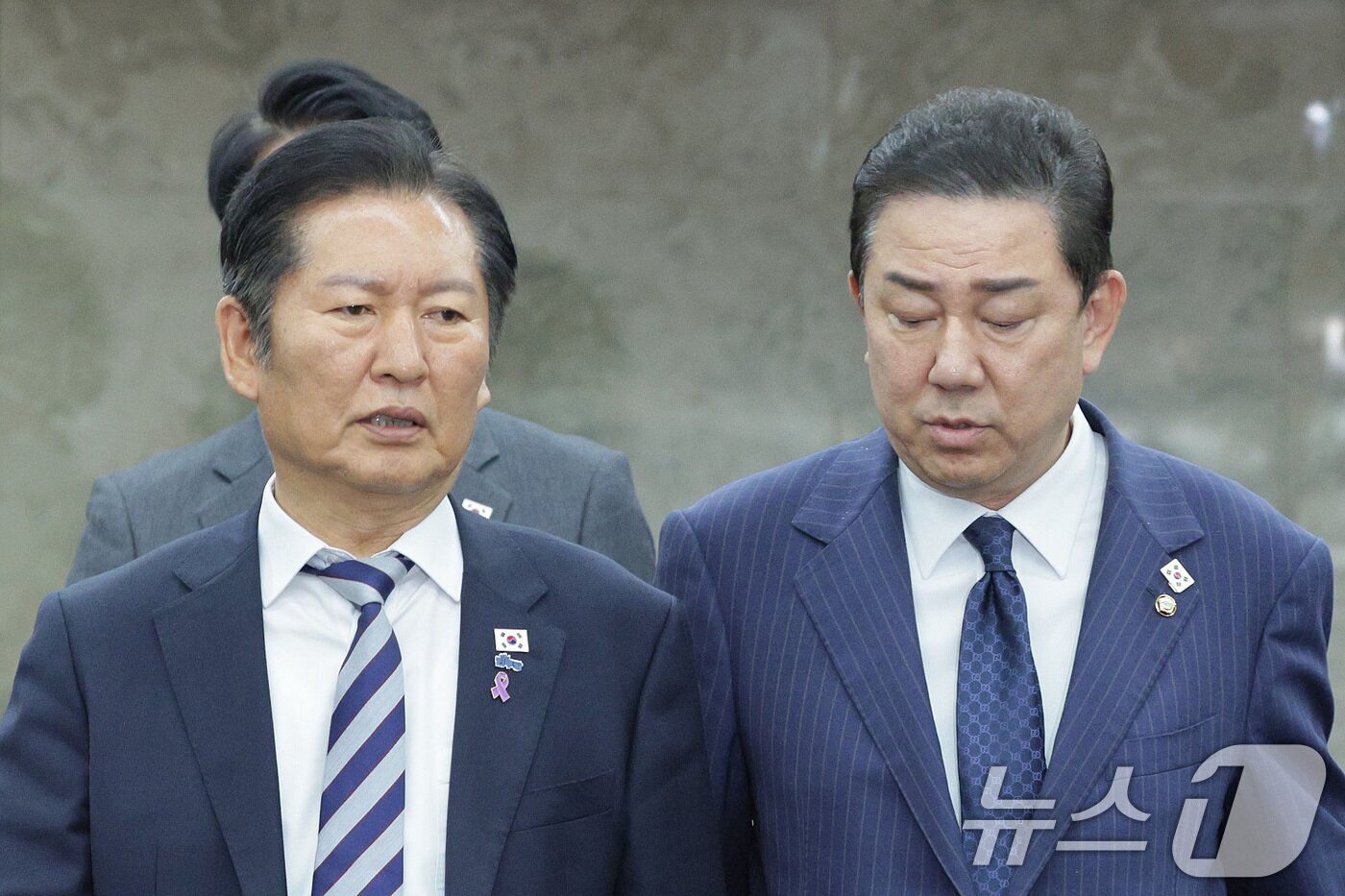 본문 이미지 - 정청래 더불어민주당 대표(왼쪽)와 김병기 원내대표가 26일 서울 여의도 국회에서 열린 의원총회에서 참석하며 대화하고 있다. 2025.10.26/뉴스1 ⓒ News1 신웅수 기자