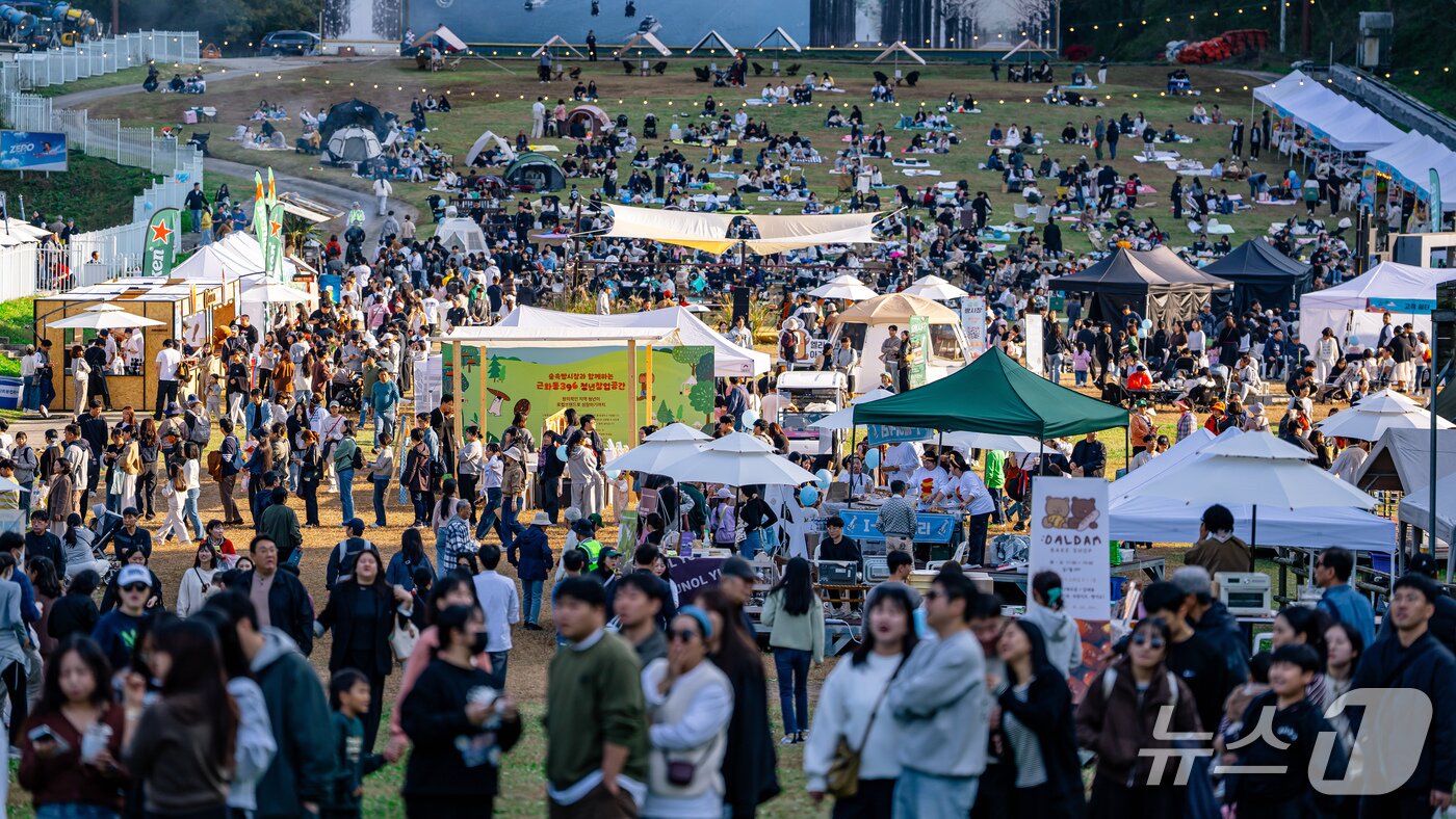 본문 이미지 - 26일 강원 춘천시 엘리시안 강촌리조트에서 열린 &#39;숲 속 빵 시장&#39;&#40;엘리시안 강촌리조트 제공, 재판매 및 DB 금지&#41; 2025.10.26뉴스1