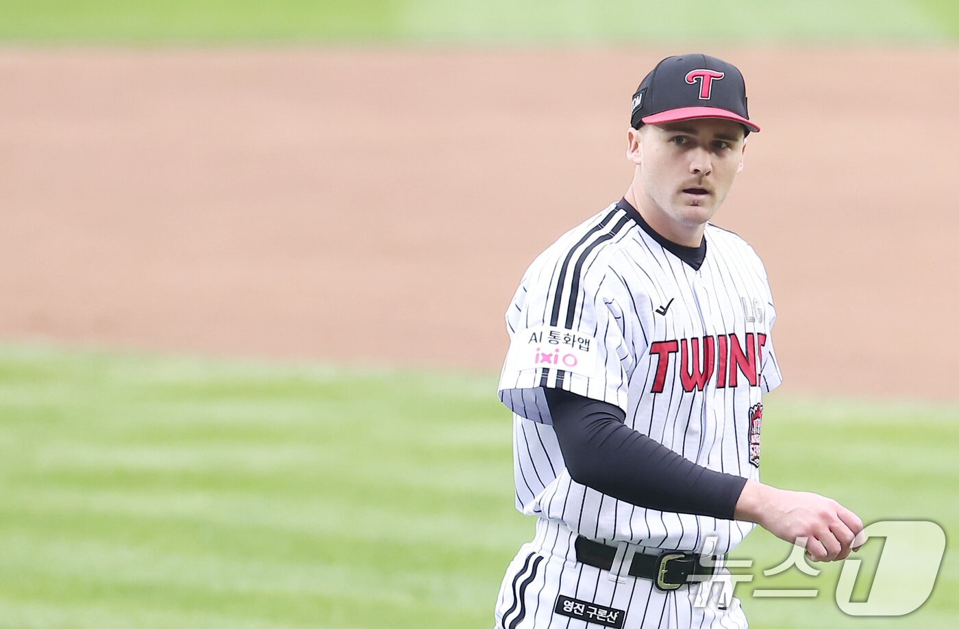 본문 이미지 - 26일 서울 잠실야구장에서 열린 프로야구 2025 신한 SOL뱅크 KBO 포스트시즌 한국시리즈 1차전 한화 이글스와 LG 트윈스의 경기, LG 선발 톨허스트가 5회초 2사 3루 한화 손아섭을 헛스윙 삼진으로 아웃시킨 후 더그아웃으로 향하고 있다. 2025.10.26/뉴스1 ⓒ News1 김성진 기자