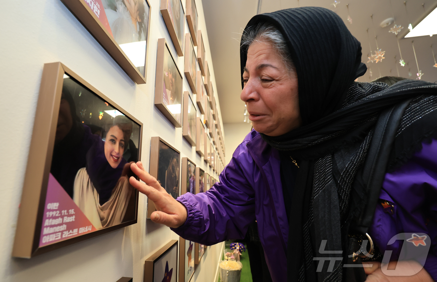 (서울=뉴스1) 김민지 기자 = 10·29 이태원참사 외국인 유가족들이 26일 오후 서울 종로구 별들의 집에 방문, 희생자의 사진을 벽에 걸며 눈물을 흘리고 있다. (공동취재) 2 …