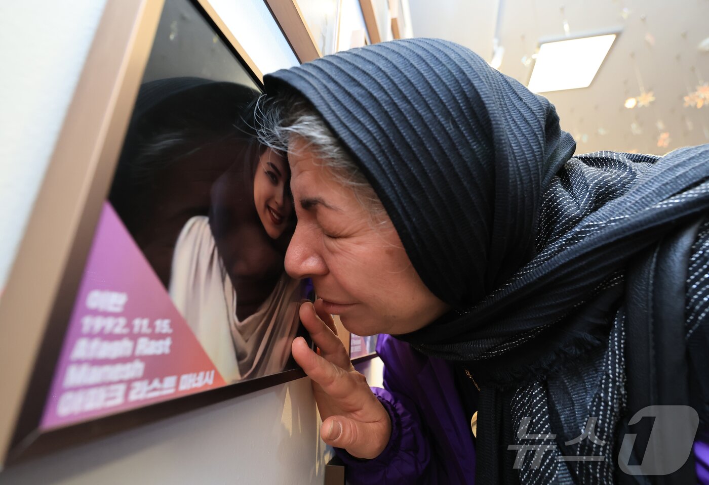 본문 이미지 - 10·29 이태원참사 외국인 유가족들이 26일 오후 서울 종로구 별들의 집에 방문, 희생자의 사진을 벽에 걸며 눈물을 흘리고 있다. &#40;공동취재&#41; 2025.10.26/뉴스1 ⓒ News1 김민지 기자