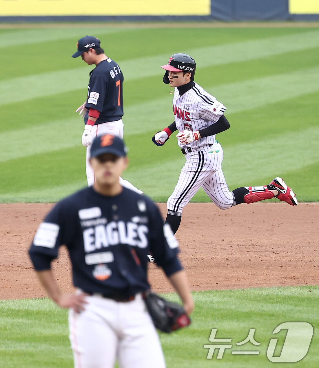 본문 이미지 - 26일 서울 잠실야구장에서 열린 프로야구 2025 신한 SOL뱅크 KBO 포스트시즌 한국시리즈 1차전 한화 이글스와 LG 트윈스의 경기, LG 박해민이 6회말 무사 선두타자로 나서 솔로홈런을 터뜨린 후 그라운드를 돌고 있다. 2025.10.26/뉴스1 ⓒ News1 김성진 기자