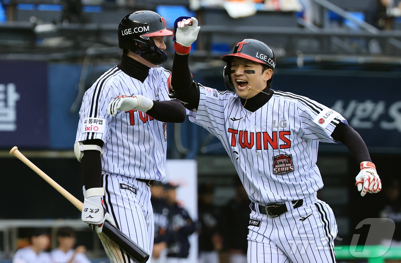 본문 이미지 - 26일 서울 잠실야구장에서 열린 프로야구 2025 신한 SOL뱅크 KBO 포스트시즌 한국시리즈 1차전 한화 이글스와 LG 트윈스의 경기, LG 박해민이 5회말 선두타자로 나와 솔로홈런을 친 뒤 홍창기와 기쁨을 나누고 있다. 2025.10.26/뉴스1 ⓒ News1 김진환 기자