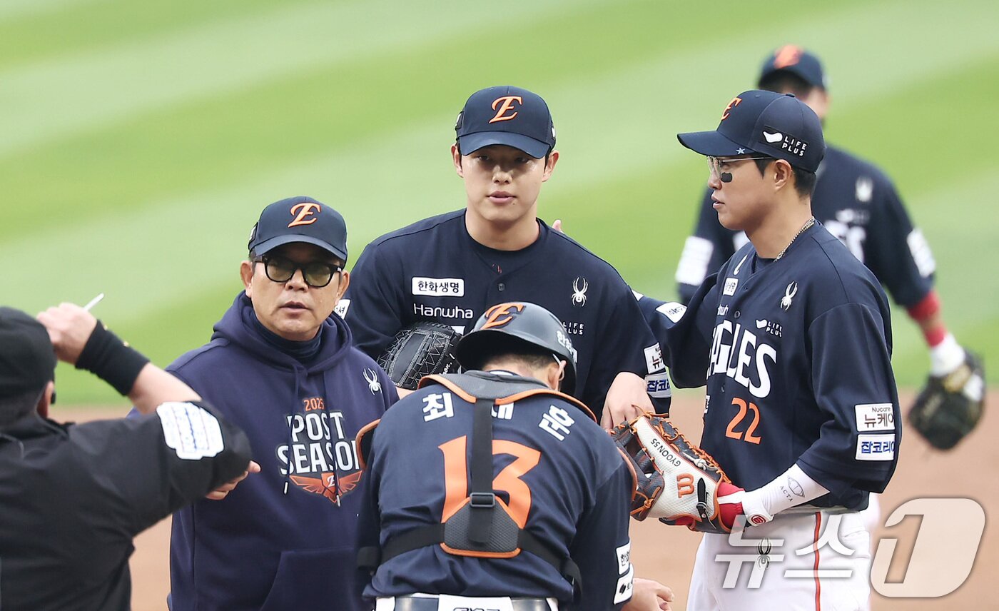 본문 이미지 - 26일 서울 잠실야구장에서 열린 프로야구 2025 신한 SOL뱅크 KBO 포스트시즌 한국시리즈 1차전 한화 이글스와 LG 트윈스의 경기, 한화 선발 문동주가 5회말 1사 3루 LG 오스틴의 3루수 땅볼 때 신민재에게 추가 실점을 한 후 강판 당하고 있다. 2025.10.26/뉴스1 ⓒ News1 김성진 기자