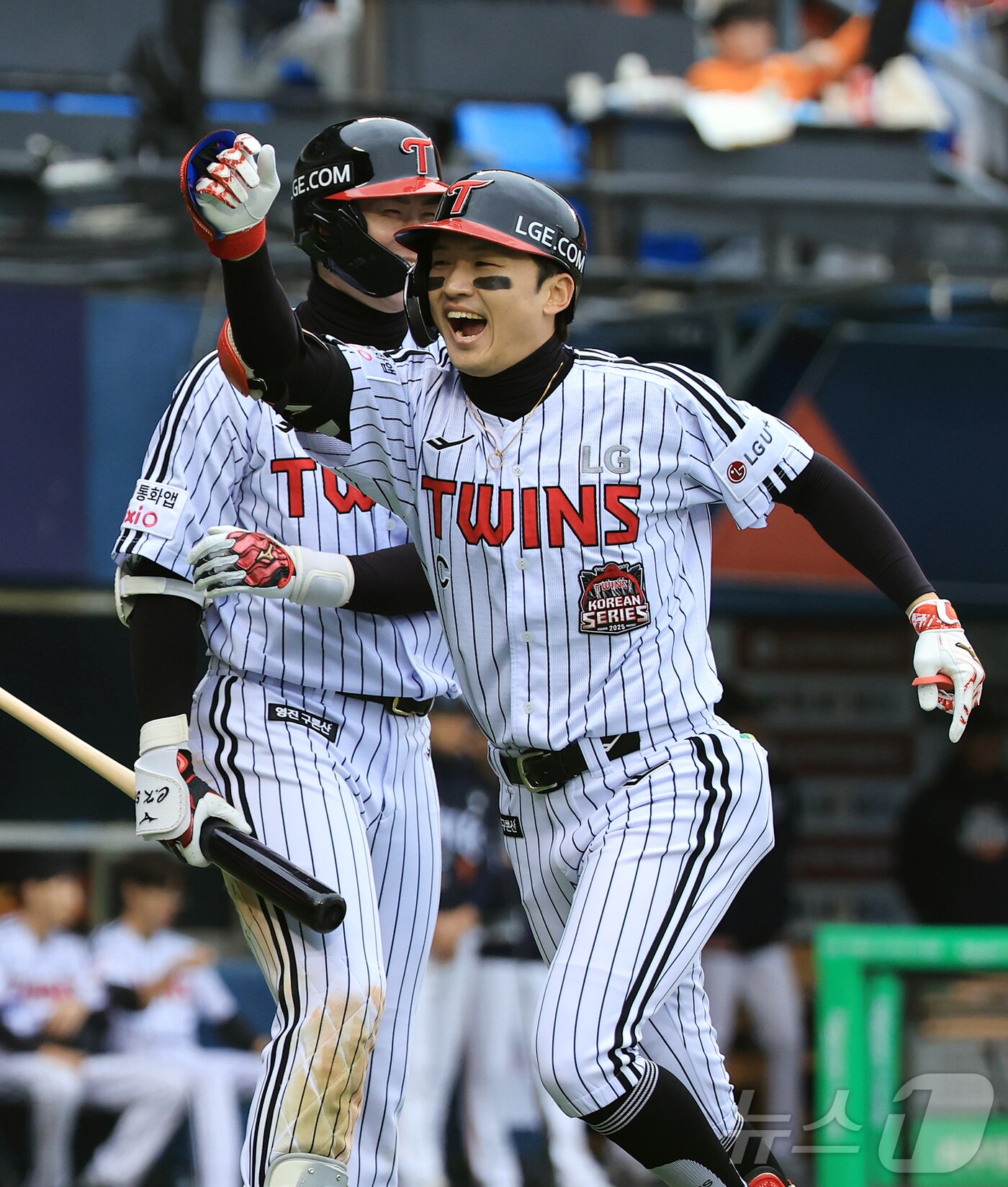 본문 이미지 - 26일 서울 잠실야구장에서 열린 프로야구 2025 신한 SOL뱅크 KBO 포스트시즌 한국시리즈 1차전 한화 이글스와 LG 트윈스의 경기, LG 박해민이 5회말 선두타자로 나와 솔로홈런을 친 뒤 홍창기와 기쁨을 나누고 있다. 2025.10.26/뉴스1 ⓒ News1 김진환 기자