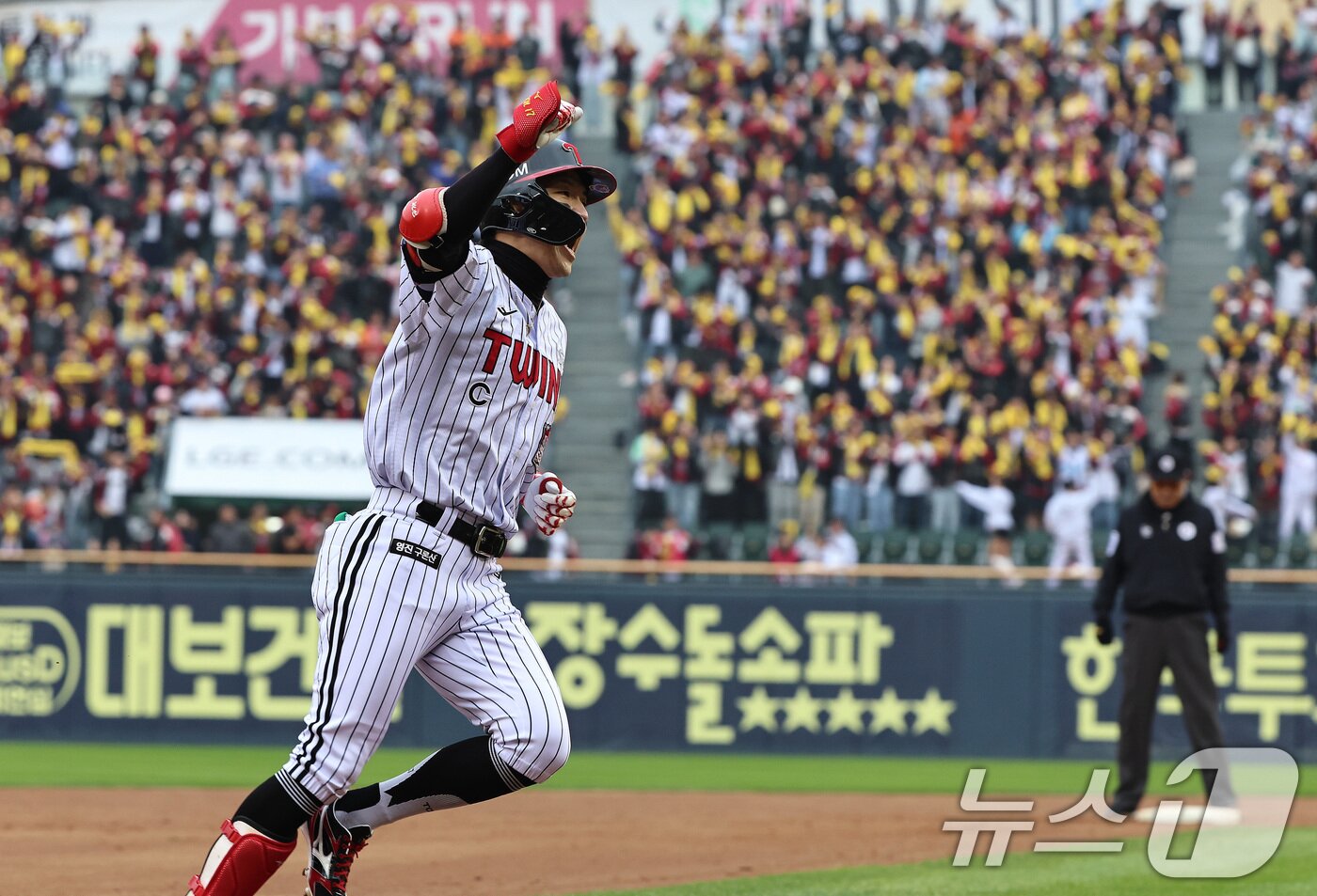 본문 이미지 - 26일 서울 잠실야구장에서 열린 프로야구 2025 신한 SOL뱅크 KBO 포스트시즌 한국시리즈 1차전 한화 이글스와 LG 트윈스의 경기, LG의 5회말 박해민이 솔로포를 때린 뒤 환호하고 있다. 2025.10.26/뉴스1 ⓒ News1 구윤성 기자