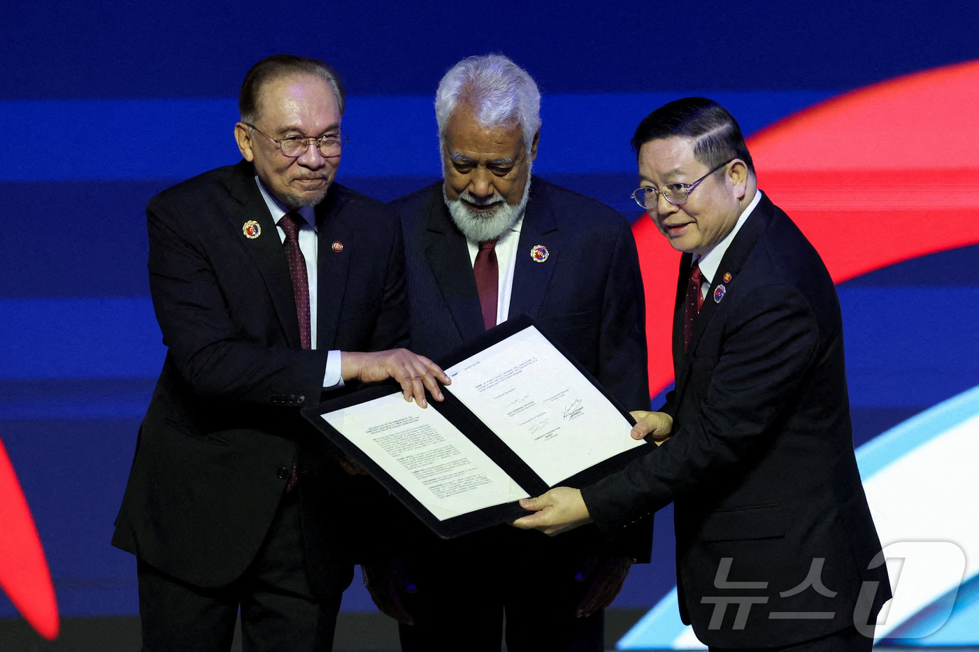 (쿠알라룸푸르 로이터=뉴스1) 최종일 선임기자 = 말레이시아 쿠알라룸푸르에서 26일 열린 제47차 아세안(ASEAN) 정상회의 및 관련 정상회의에서 말레이시아 안와르 이브라힘 총리 …