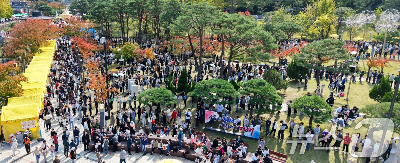 (김천=뉴스1) 정우용 기자 = 휴일인 26일 김천 사명대사공원과 직지문화공원 등에서 개막한 김천김밥축제를 찾은 방문객들이 김밥을 사기 위해 장사진을 이루고 있다. (김천시 제공. …