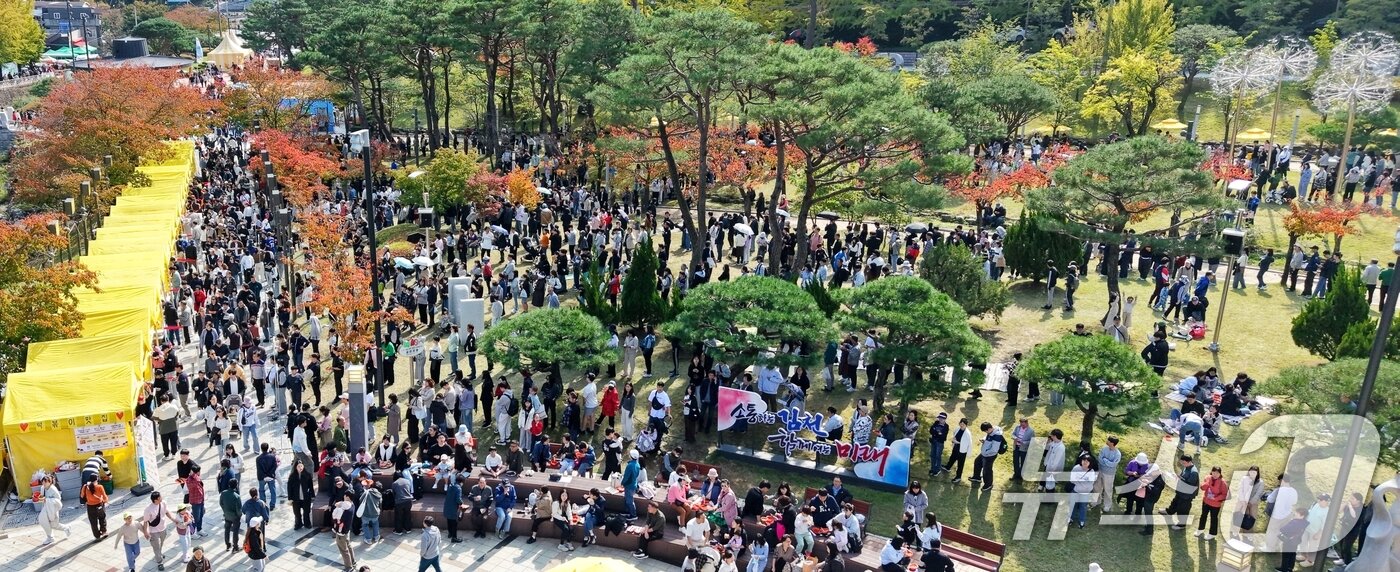 본문 이미지 - 휴일인 26일 김천 사명대사공원과 직지문화공원 등에서 열린 김천김밥축제를 찾은 방문객들이 김밥을 사기 위해 장사진을 이루고 있다. (김천시 제공. 재판매 및 DB금지)/뉴스1 2025.10.25/뉴스1