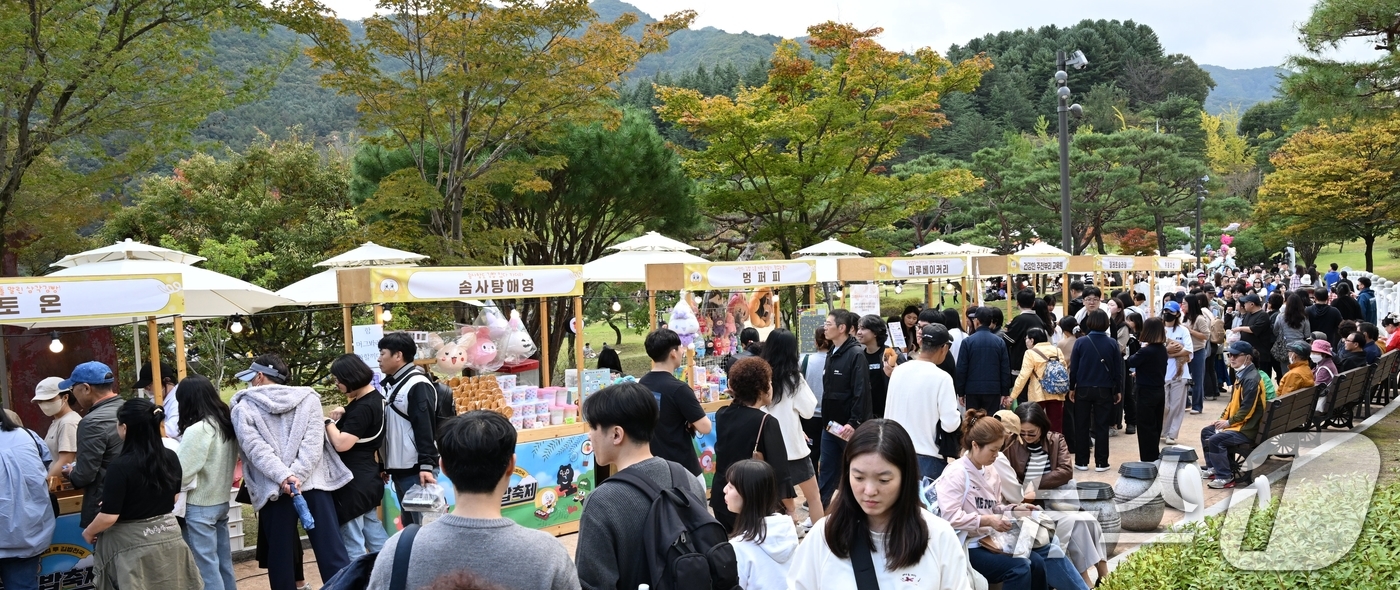 (김천=뉴스1) 정우용 기자 = 휴일인 26일 김천 사명대사공원과 직지문화공원 등에서 개막한 김천김밥축제를 찾은 방문객들이 김밥을 사기 위해 장사진을 이루고 있다. (김천시 제공. …