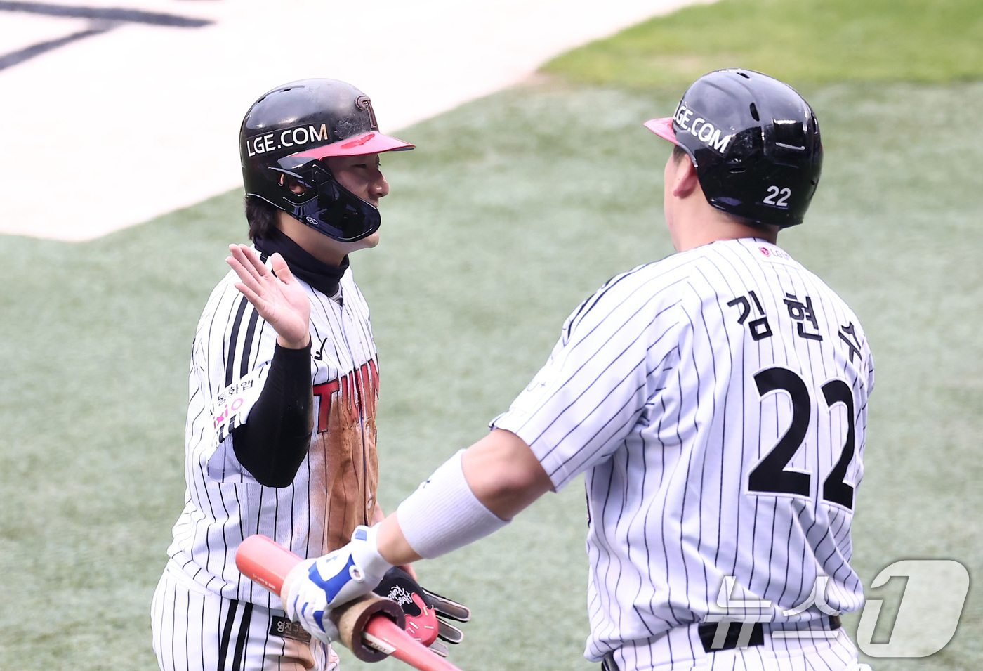 (서울=뉴스1) 김성진 기자 = 26일 서울 잠실야구장에서 열린 프로야구 2025 신한 SOL뱅크 KBO 포스트시즌 한국시리즈 1차전 한화 이글스와 LG 트윈스의 경기, LG 신민 …